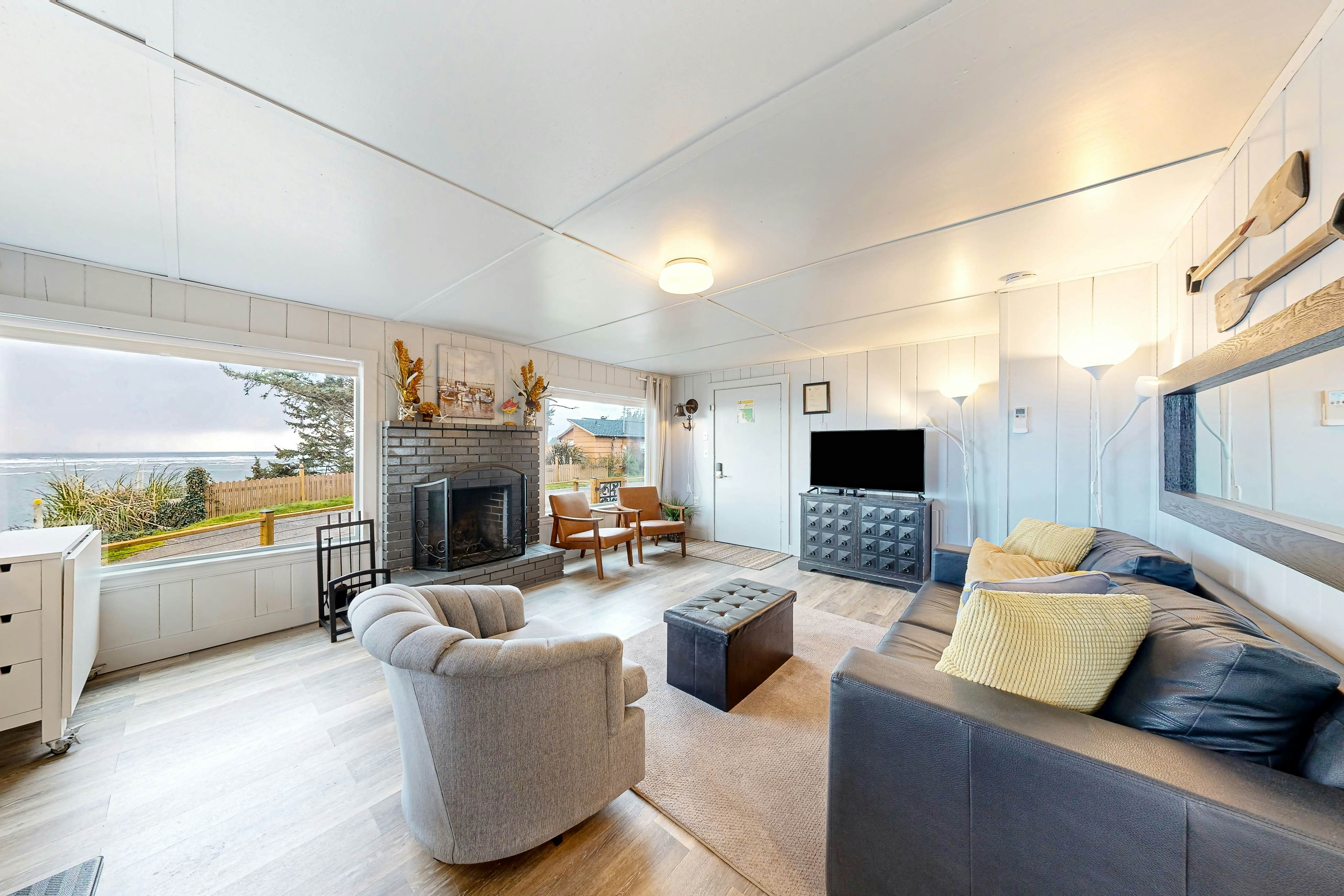 Quaint oceanfront hideaway with open layout fireplace central AC and gas grill