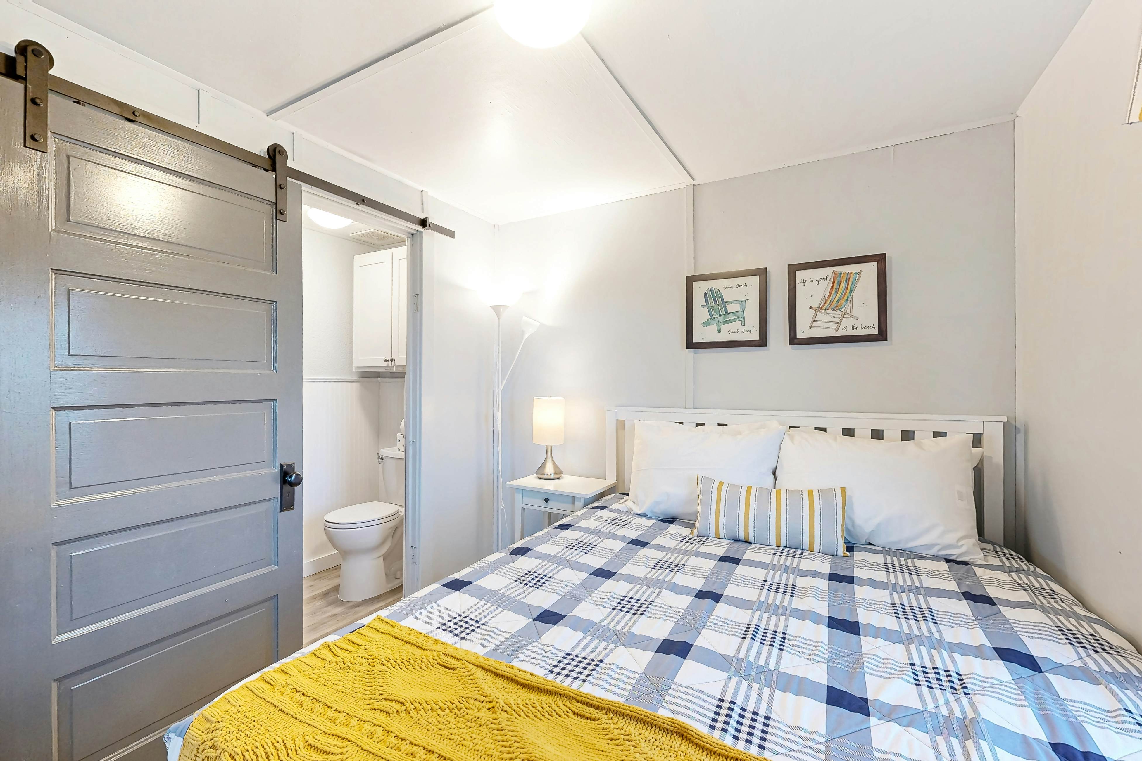 Quaint oceanfront hideaway with open layout fireplace central AC and gas grill