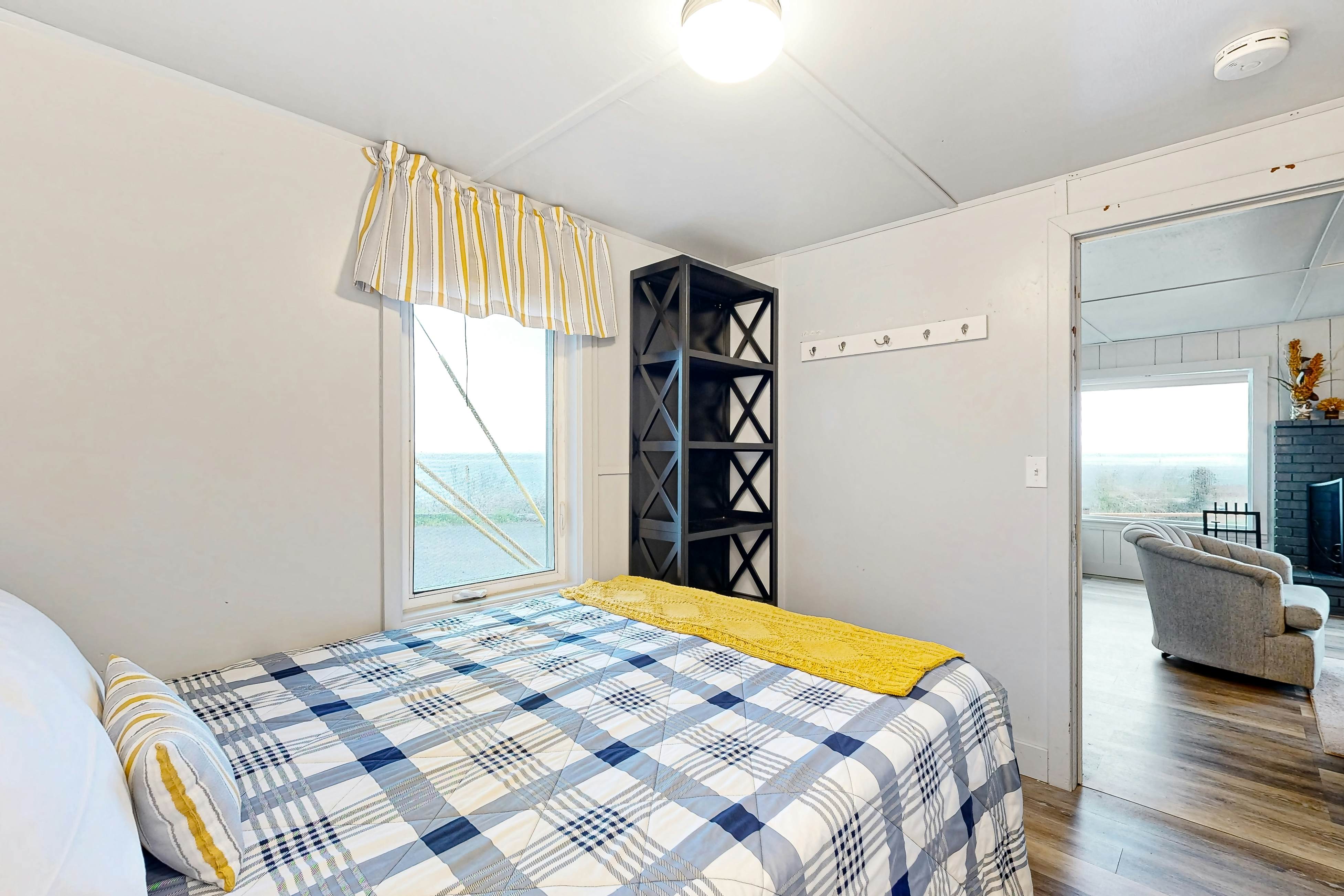 Quaint oceanfront hideaway with open layout fireplace central AC and gas grill