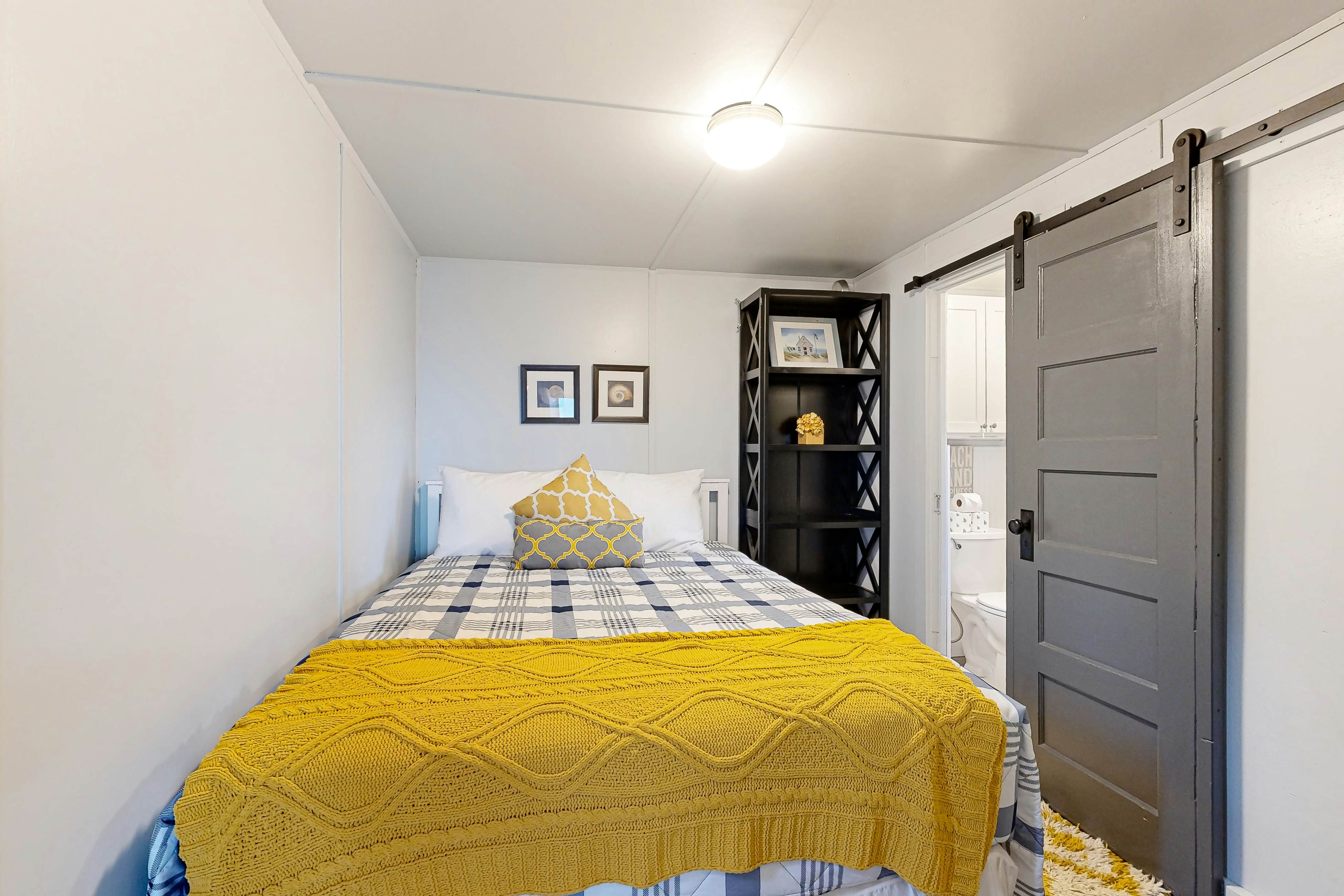 Quaint oceanfront hideaway with open layout fireplace central AC and gas grill