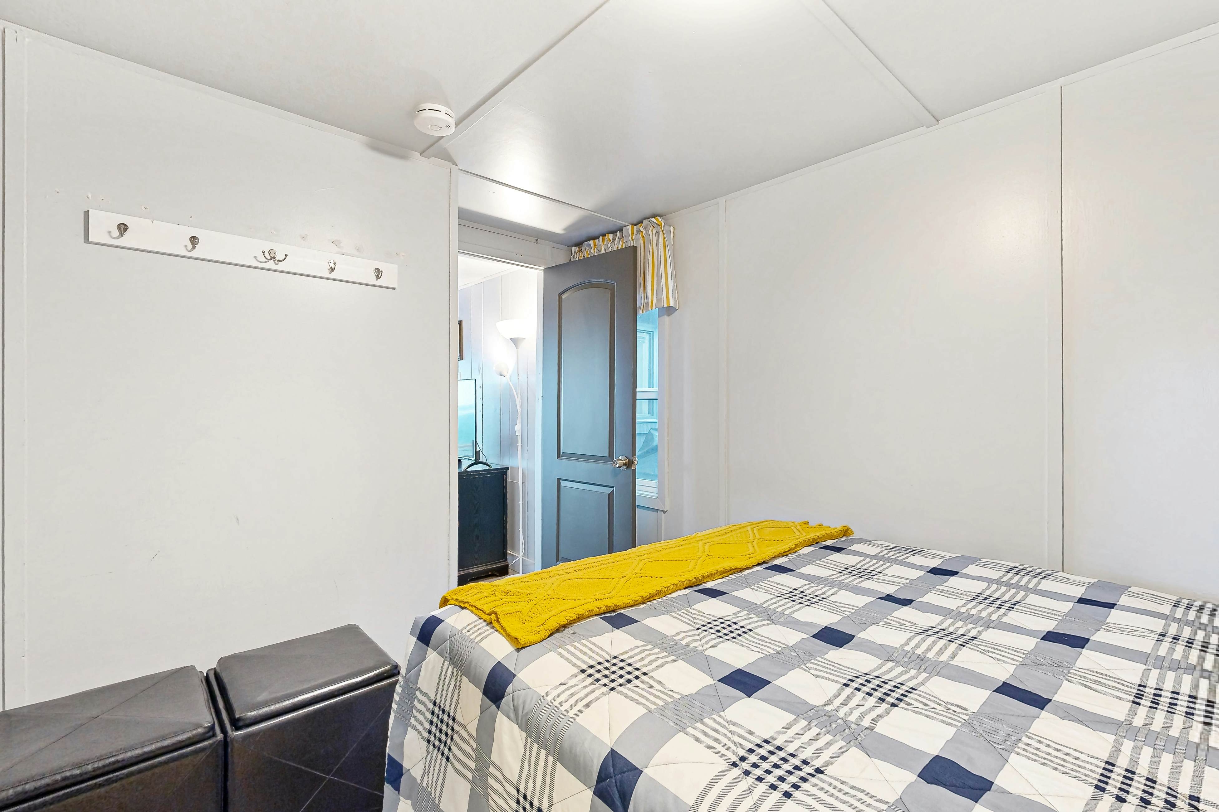 Quaint oceanfront hideaway with open layout fireplace central AC and gas grill