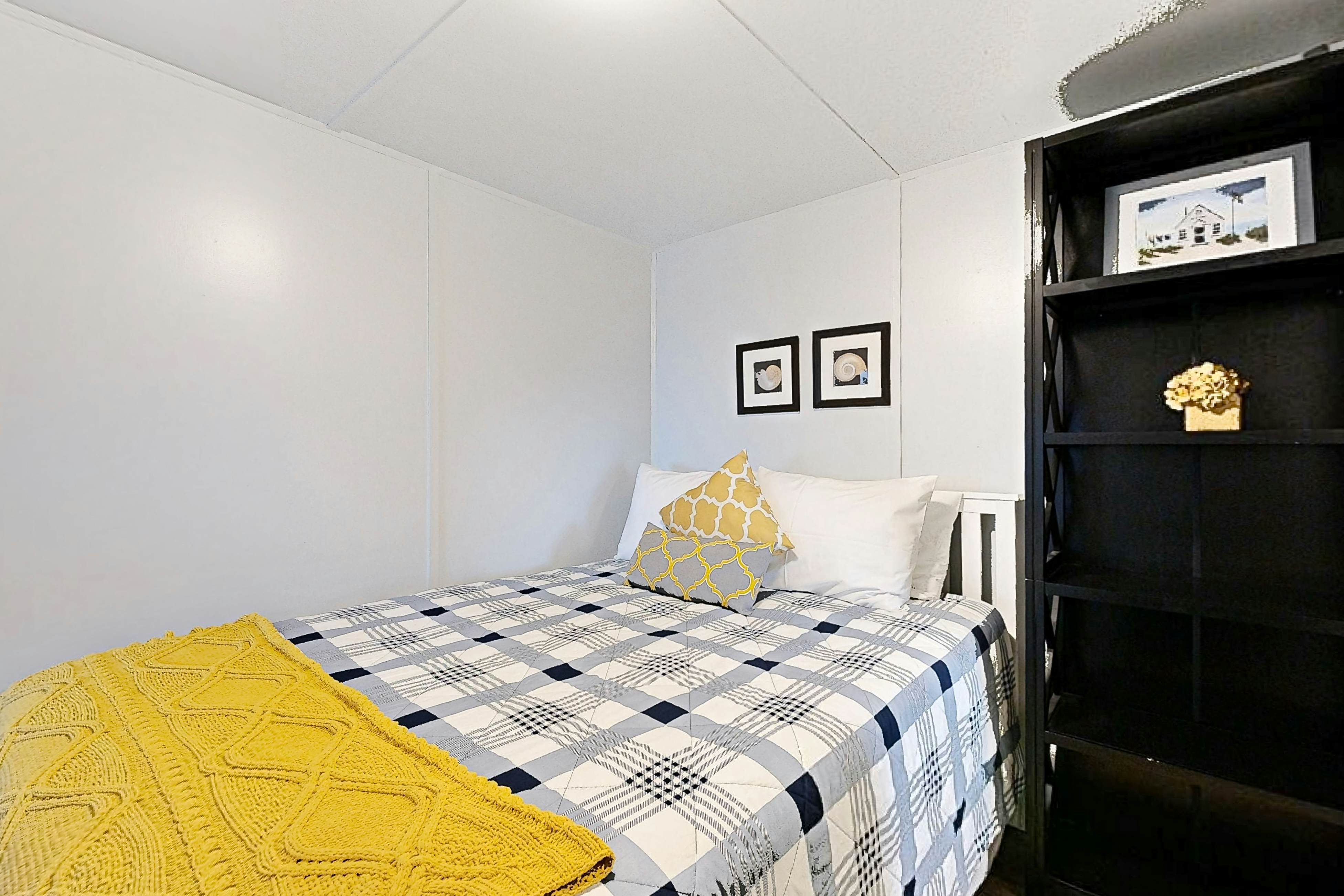 Quaint oceanfront hideaway with open layout fireplace central AC and gas grill