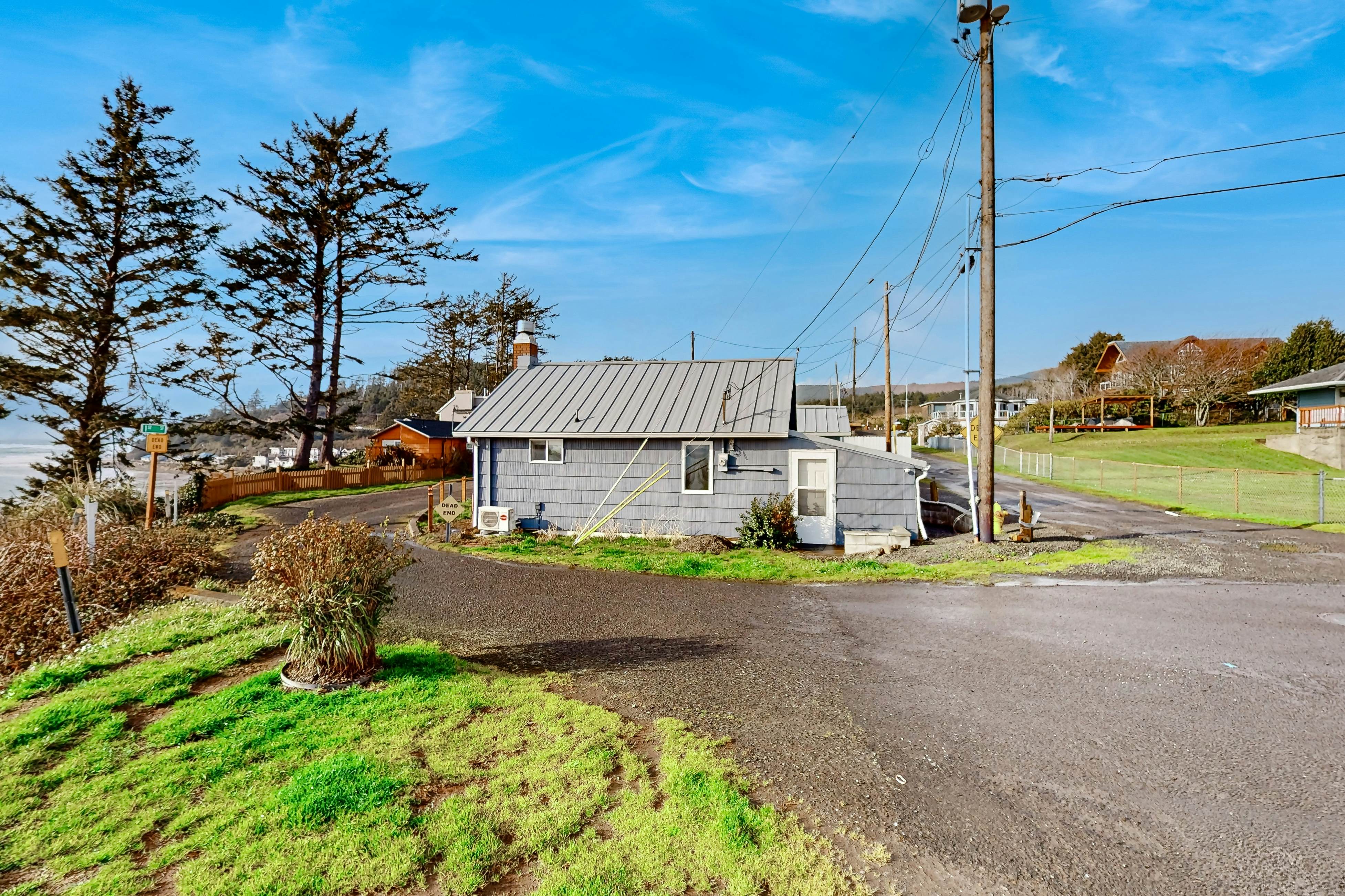 Quaint oceanfront hideaway with open layout fireplace central AC and gas grill