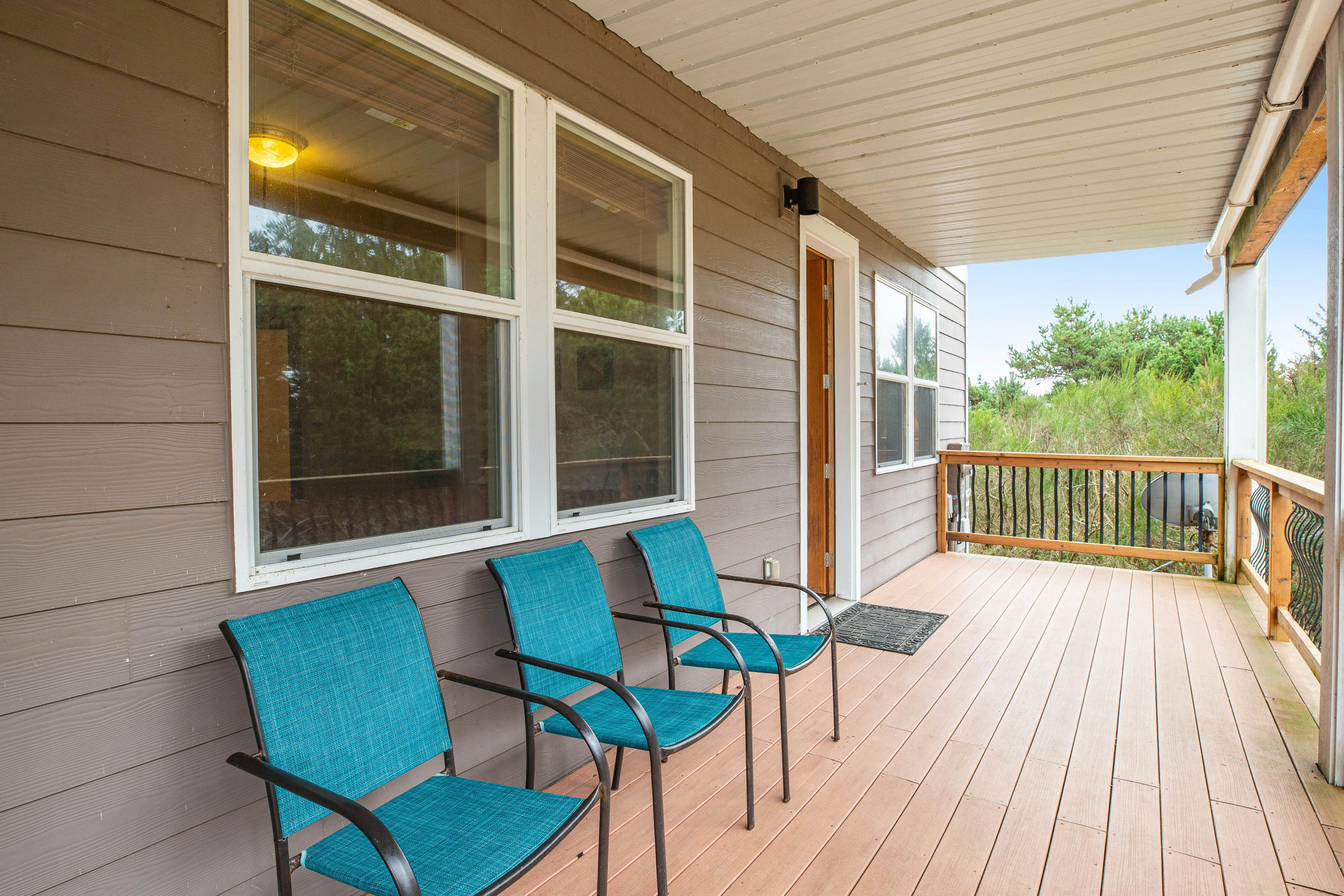 Spacious Oceanside Home with Private Hot Tub and Pacific Views - Dog-Friendly