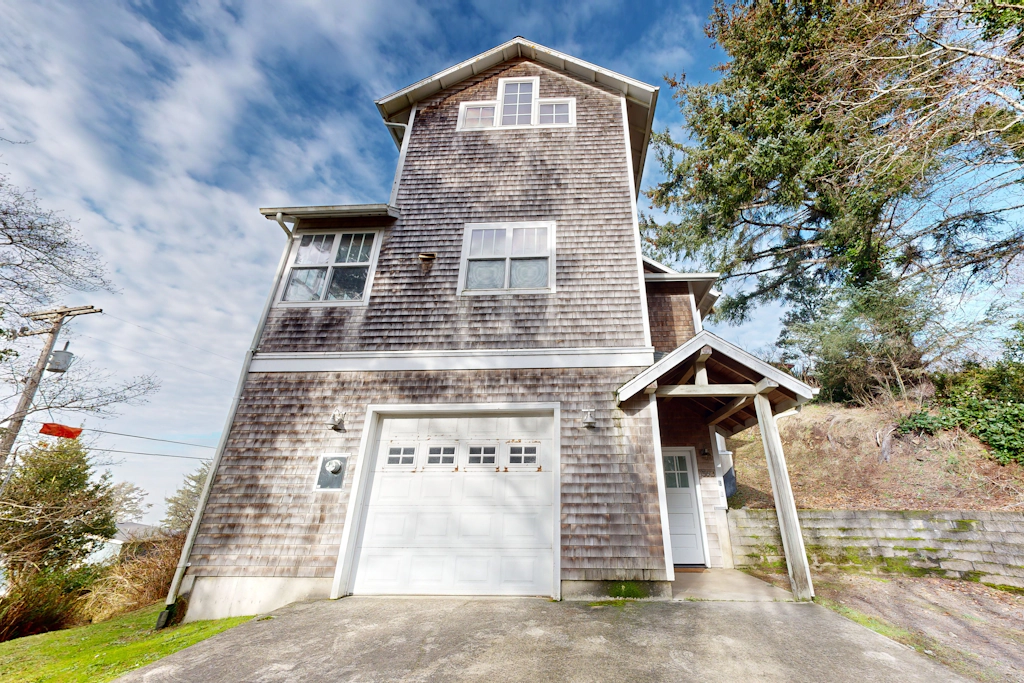 Gorgeous Home with Ocean Views Beach Access and Private Hot Tub