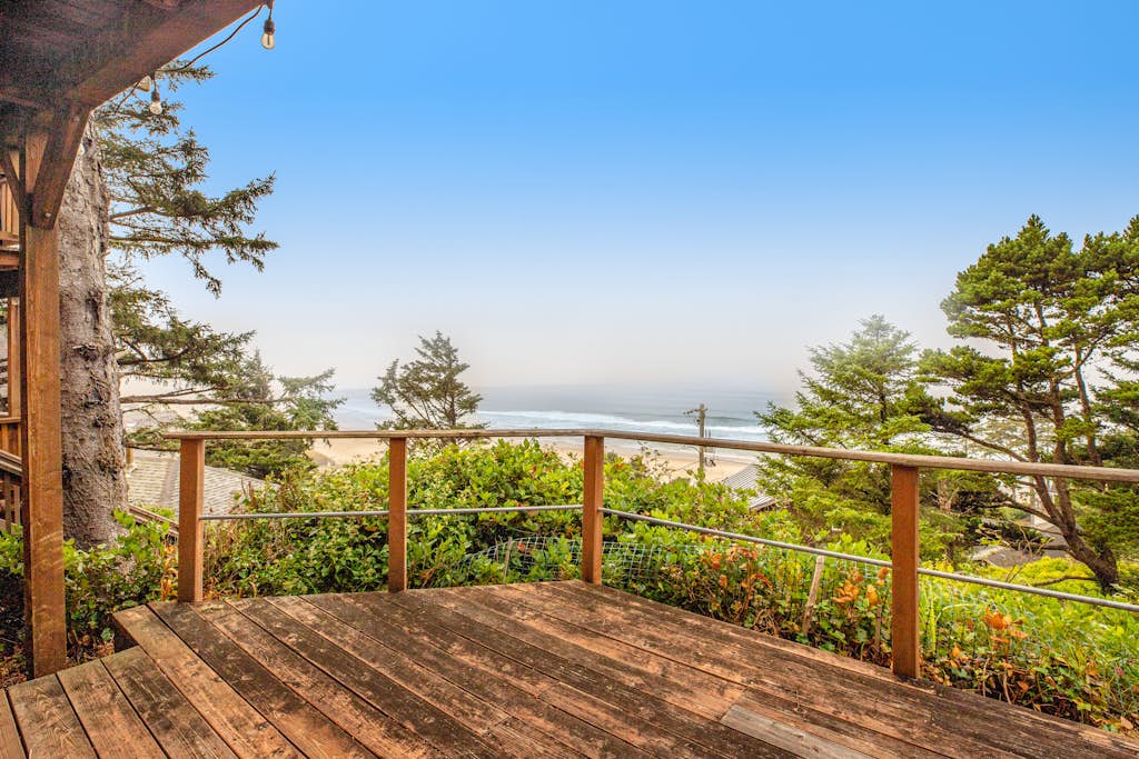 Cozy house with WiFi sweeping ocean views and nearby beach access