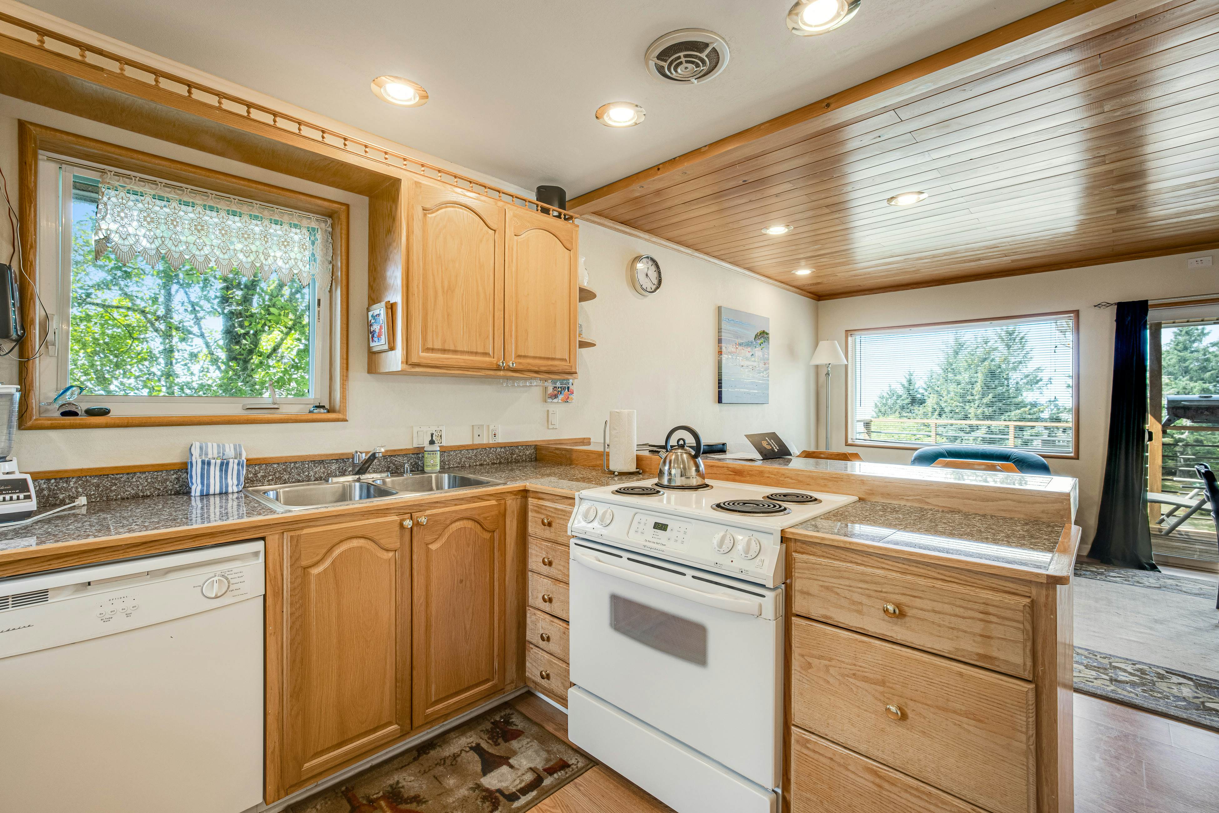 Welcoming Condo with Ocean Views and Private Hot Tub - Short Walk to the Beach