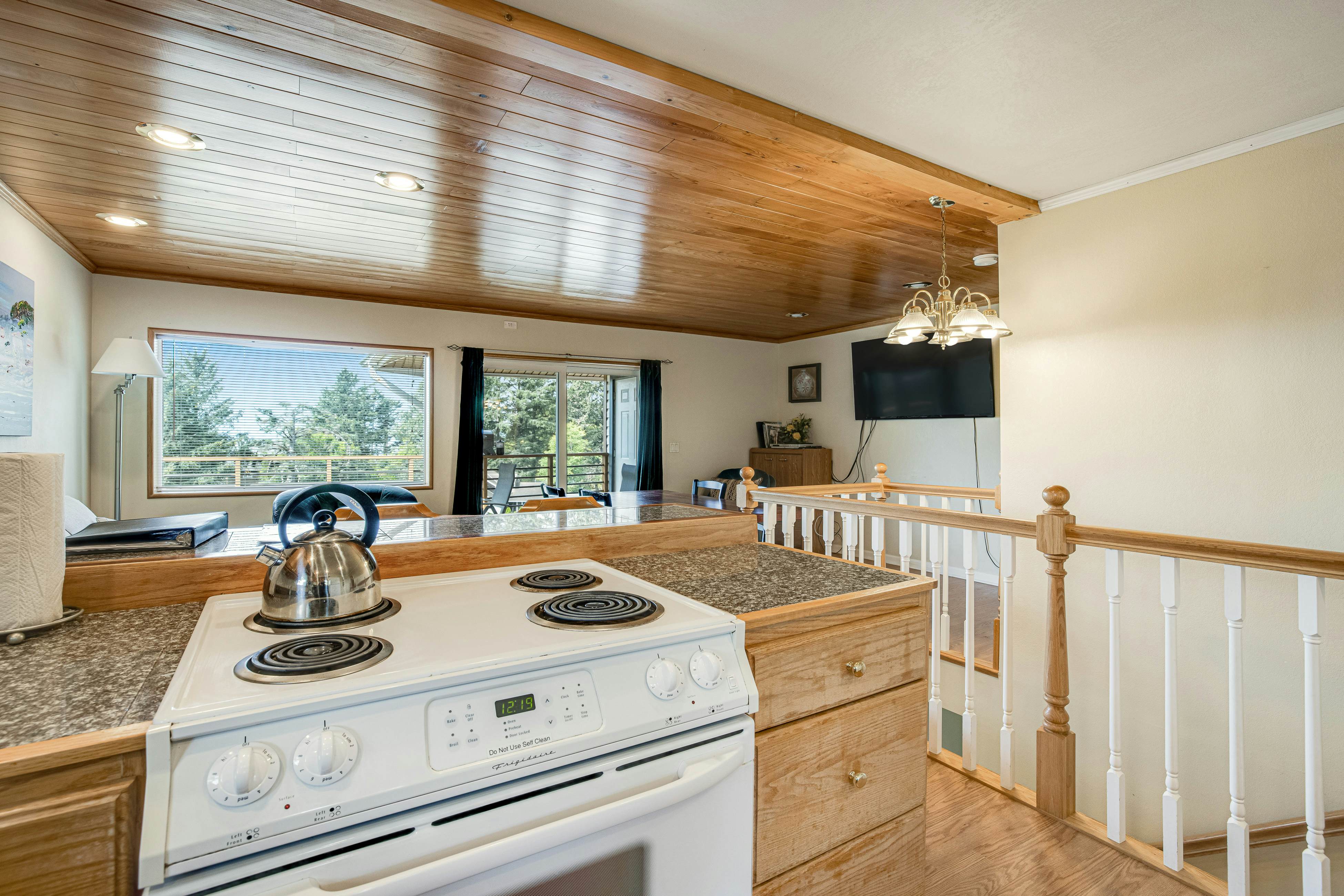 Welcoming Condo with Ocean Views and Private Hot Tub - Short Walk to the Beach