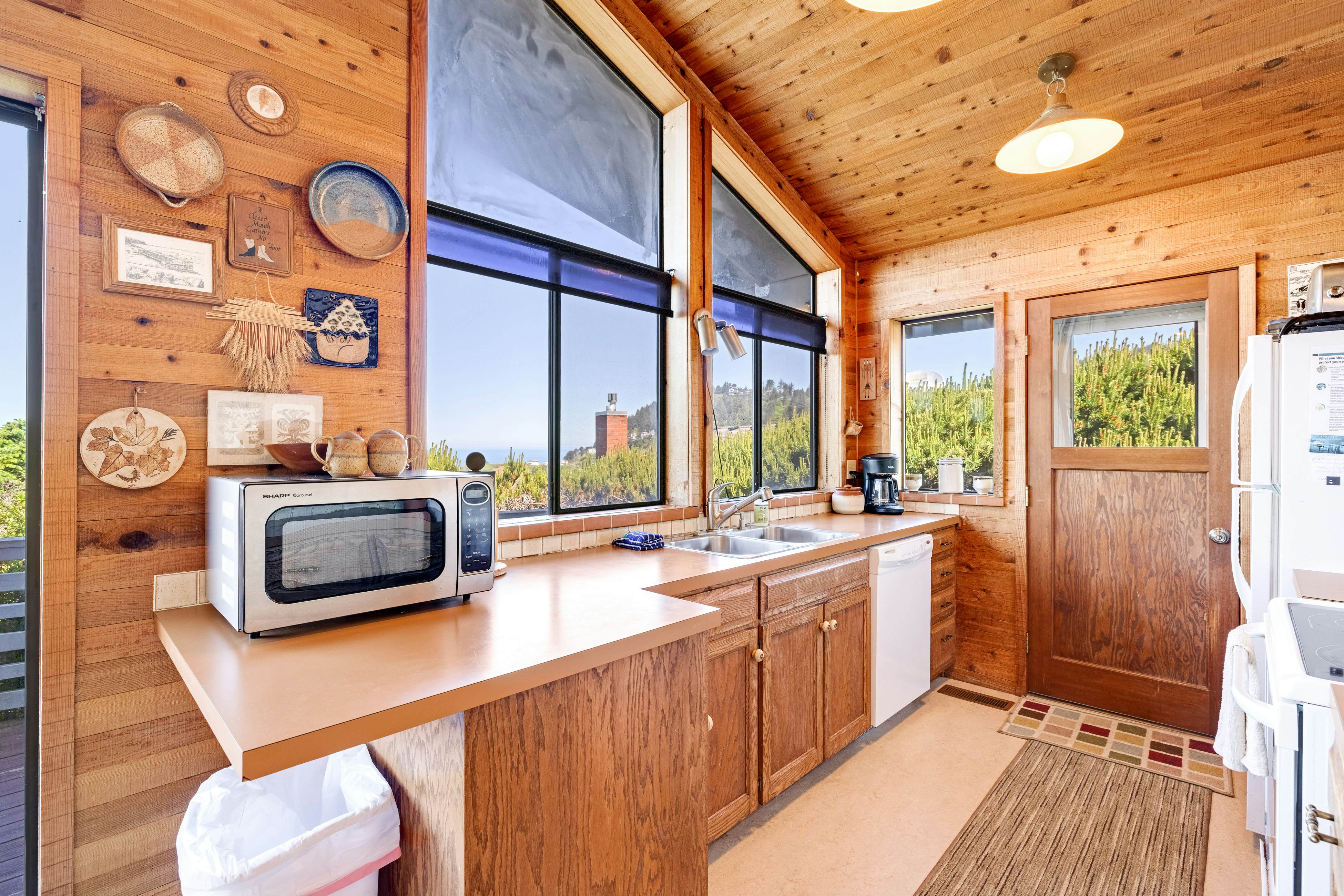 Dog-Friendly house with ocean view, private hot tub, wall-of-windows