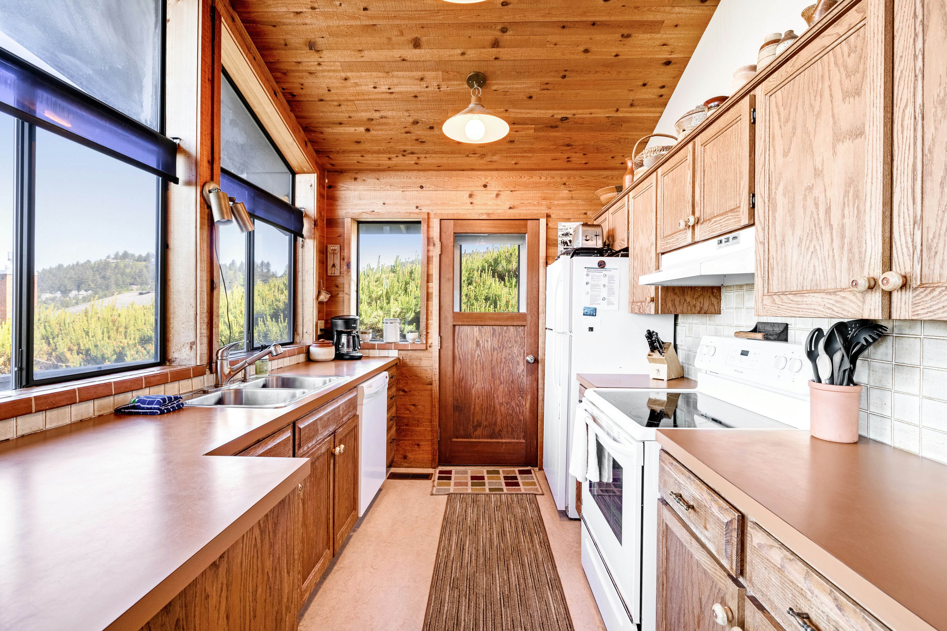 Dog-Friendly house with ocean view, private hot tub, wall-of-windows