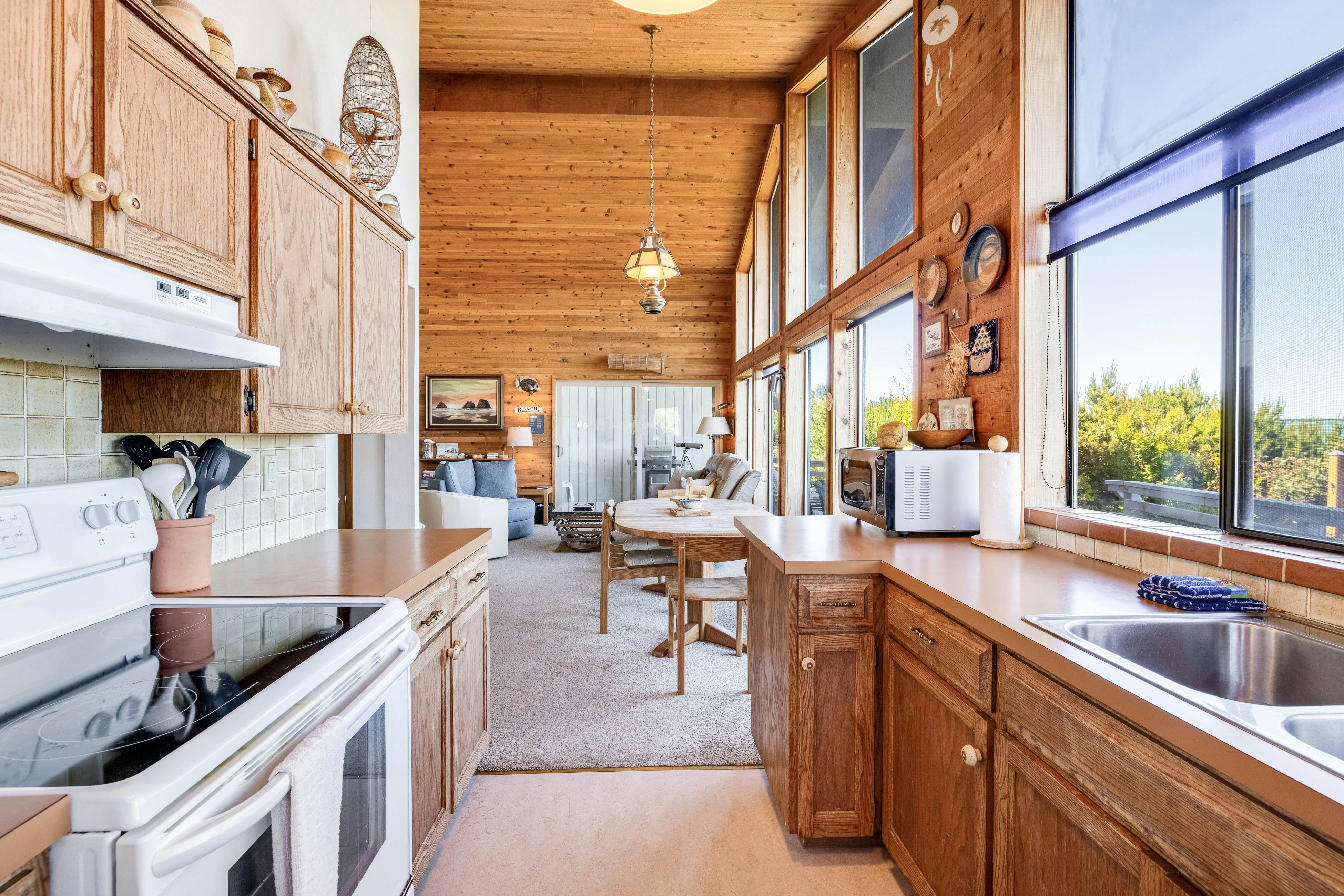 Dog-Friendly house with ocean view, private hot tub, wall-of-windows