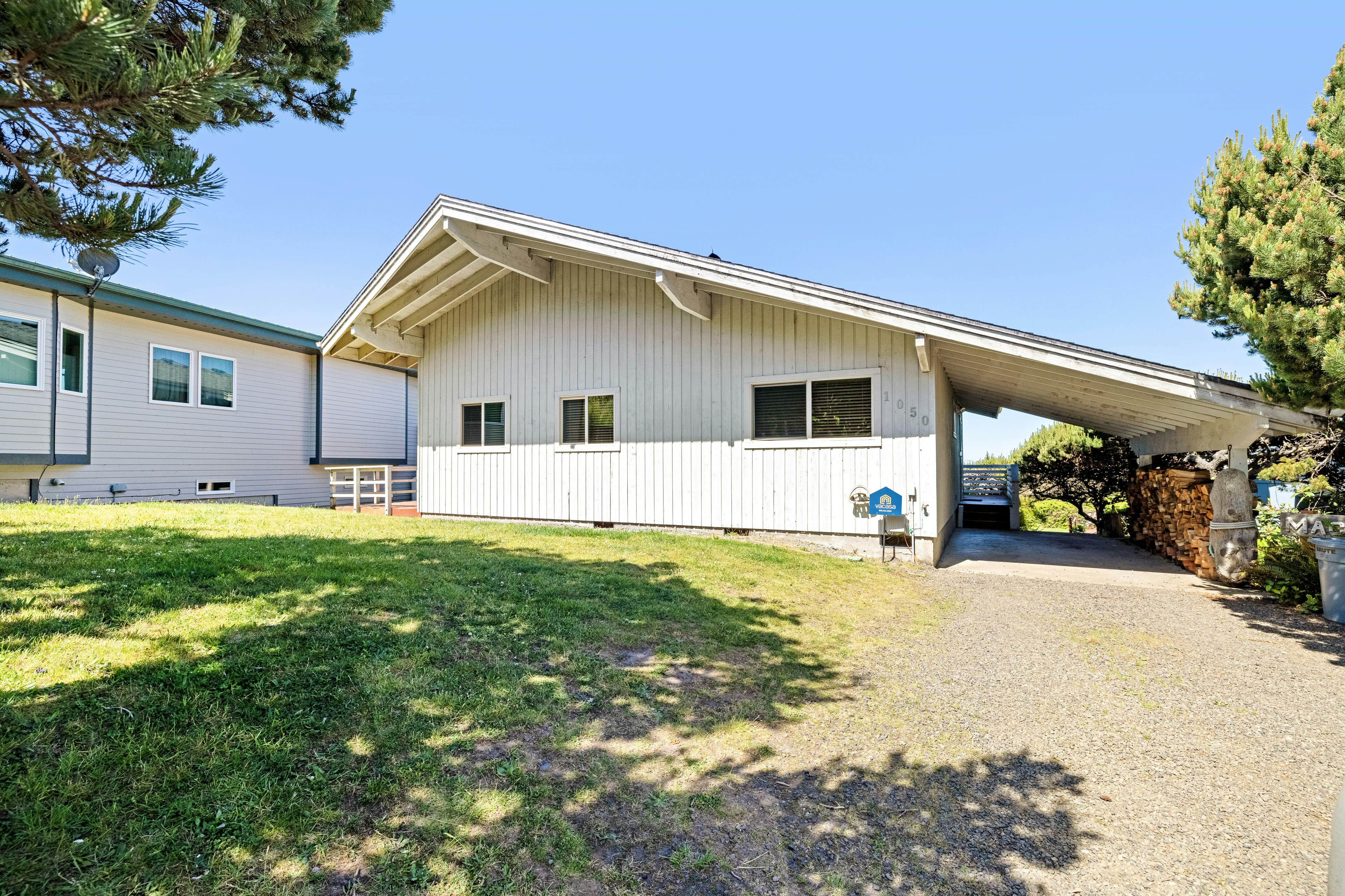 Dog-Friendly house with ocean view, private hot tub, wall-of-windows
