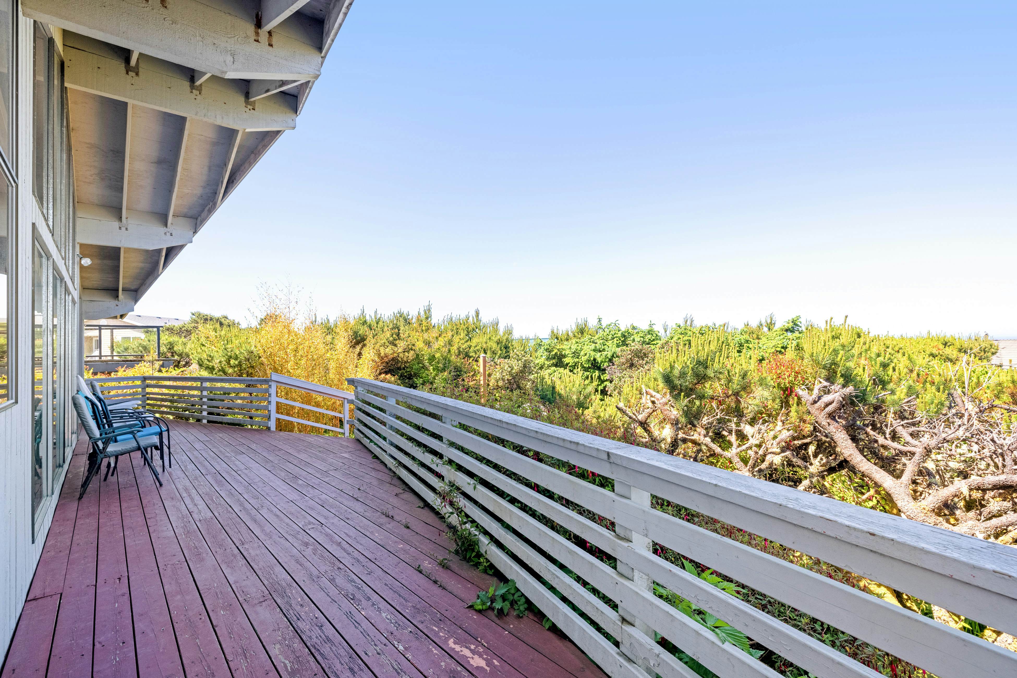 Dog-Friendly house with ocean view, private hot tub, wall-of-windows