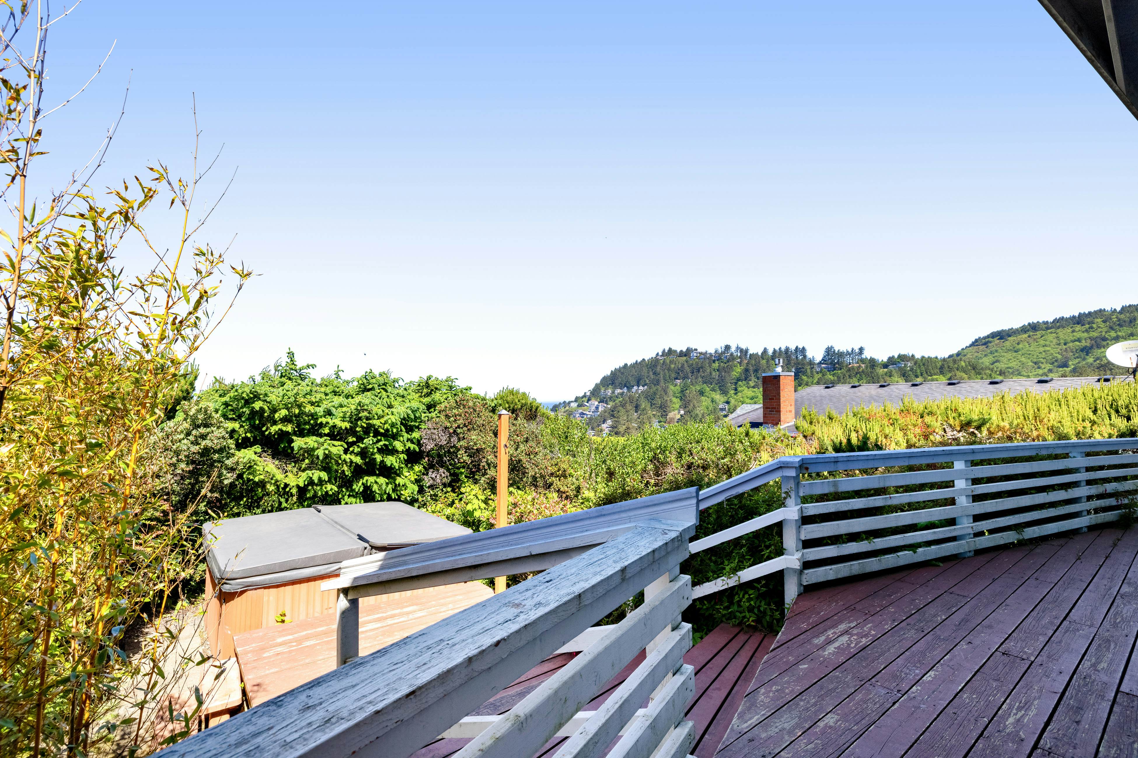 Dog-Friendly house with ocean view, private hot tub, wall-of-windows