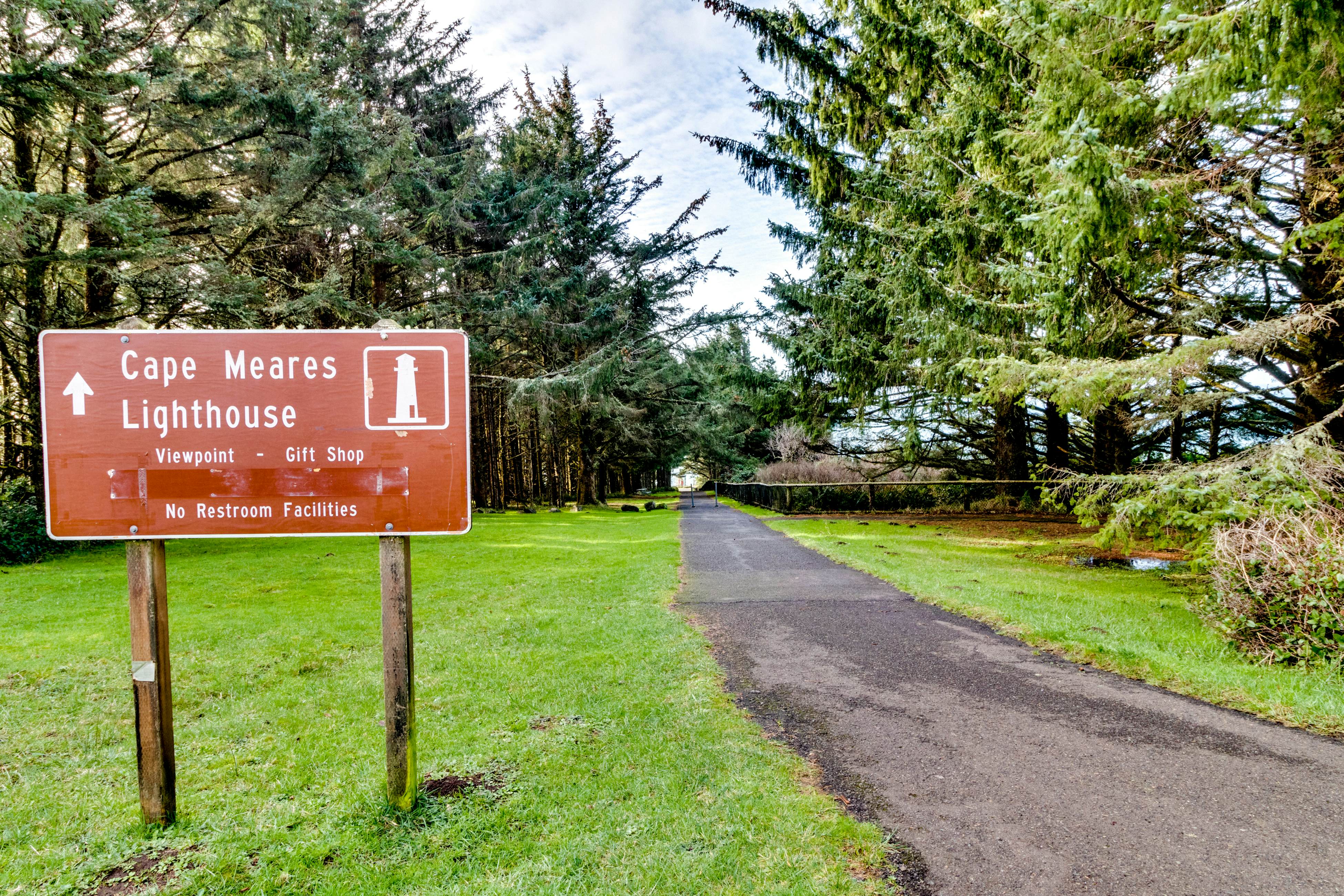 Dog-Friendly house with ocean view, private hot tub, wall-of-windows