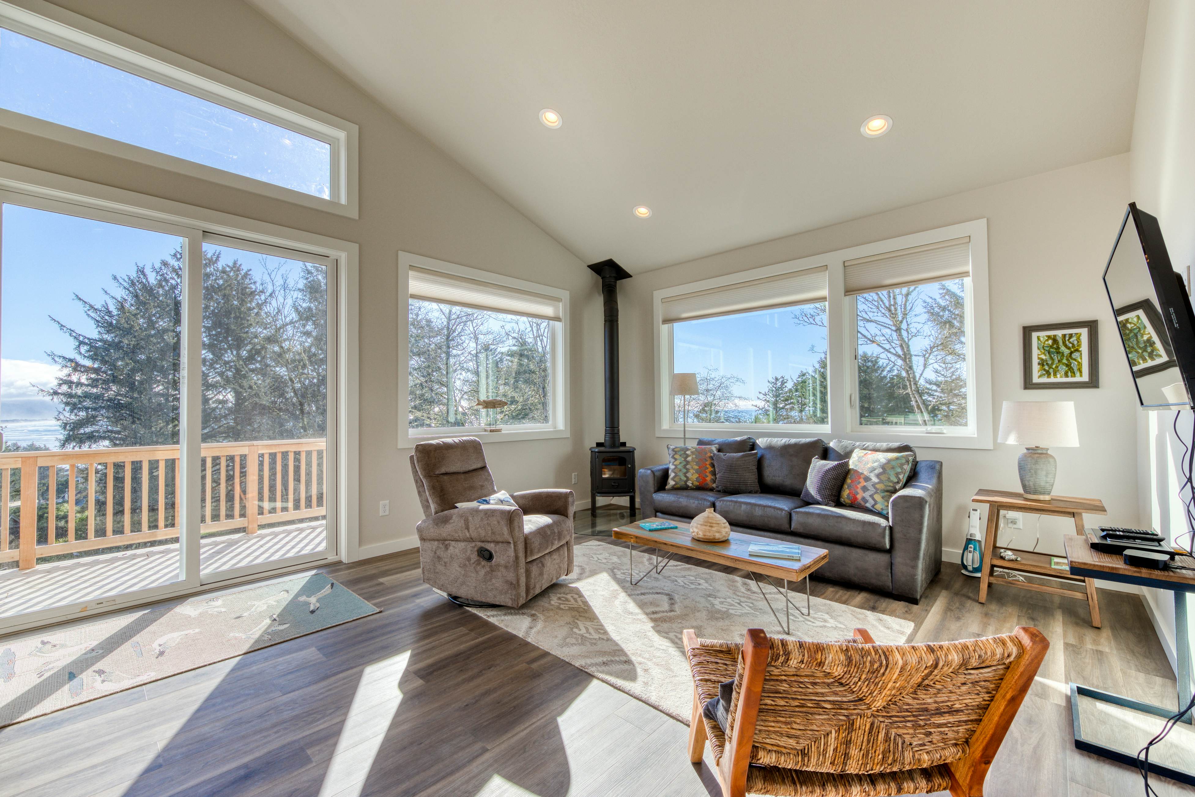 Contemporary built dog-friendly house w/ partial ocean views,