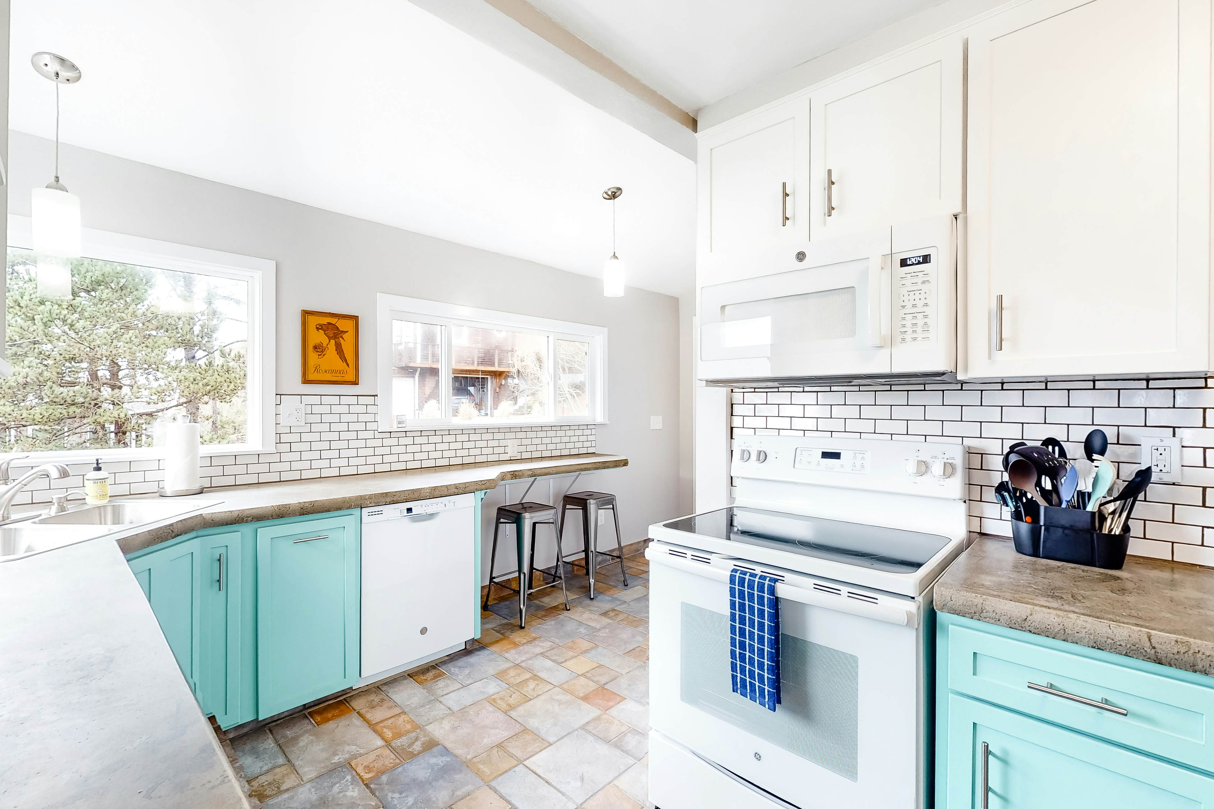 Charming Ocean View Home w/ Free WiFi & Private Washer/Dryer - Dogs Welcome