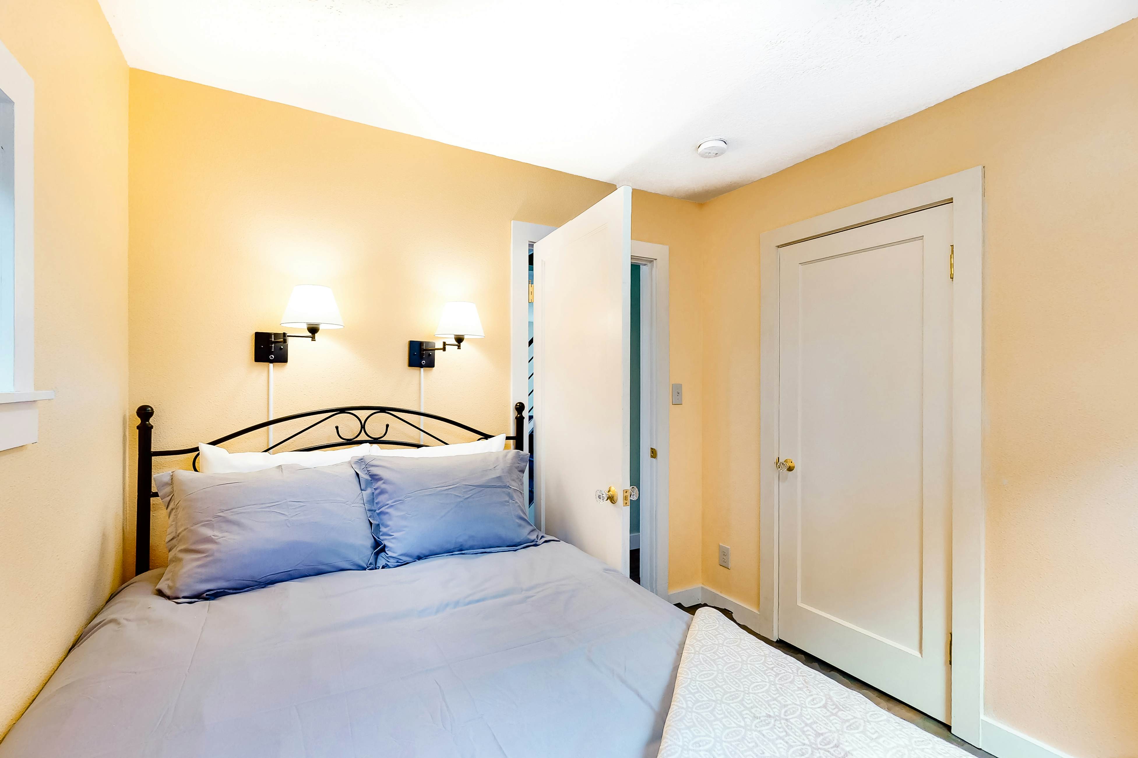 Charming Ocean View Home w/ Free WiFi & Private Washer/Dryer - Dogs Welcome