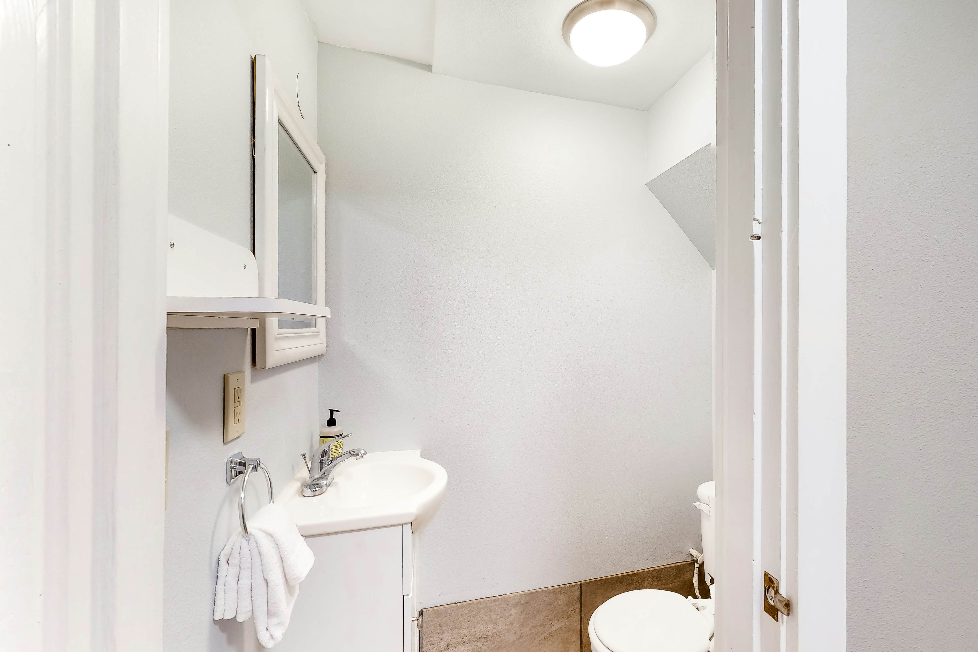 Charming Ocean View Home w/ Free WiFi & Private Washer/Dryer - Dogs Welcome