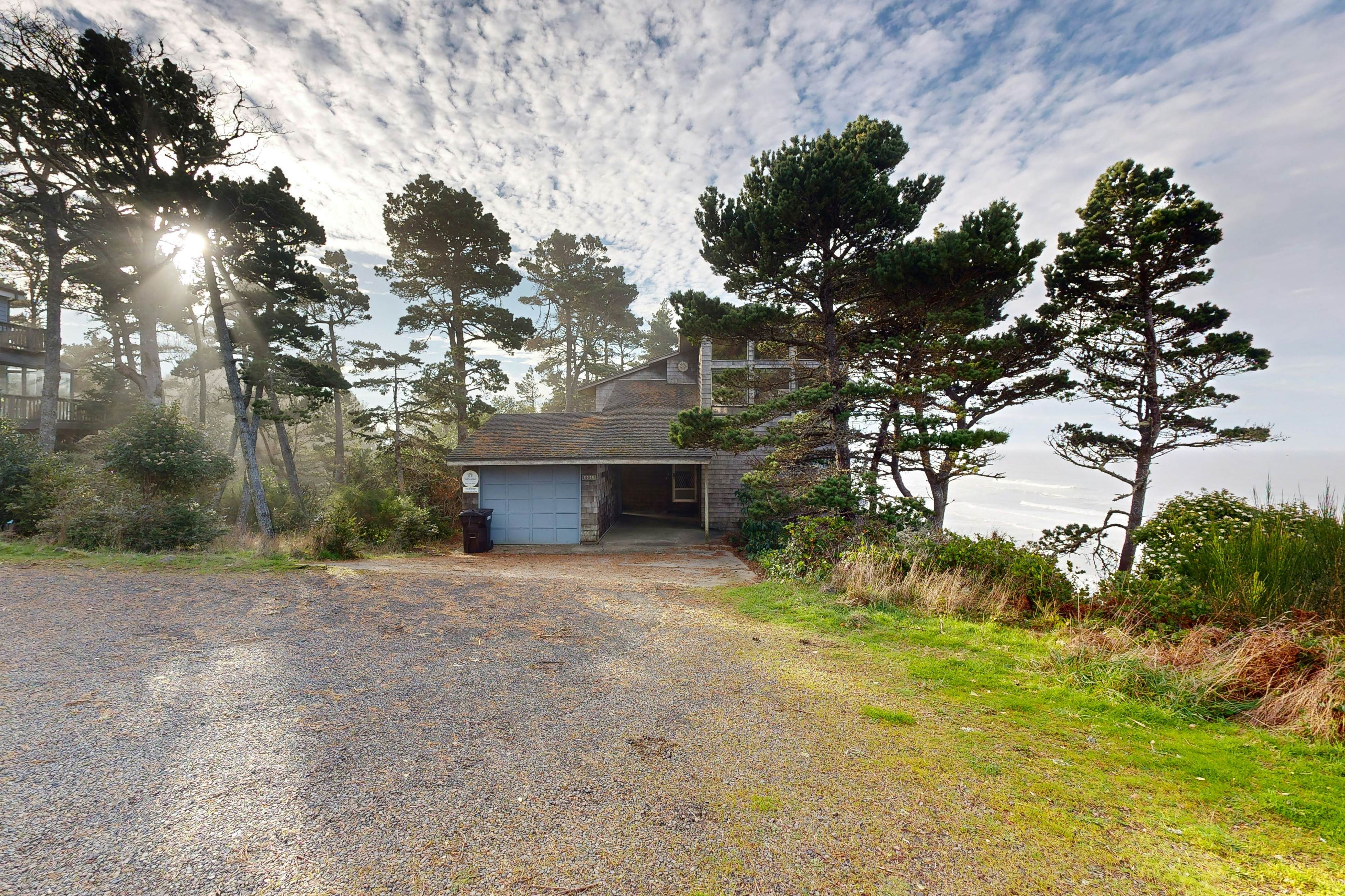 Oceanfront home w/ WiFi, two balconies & lovely views - dogs are welcome