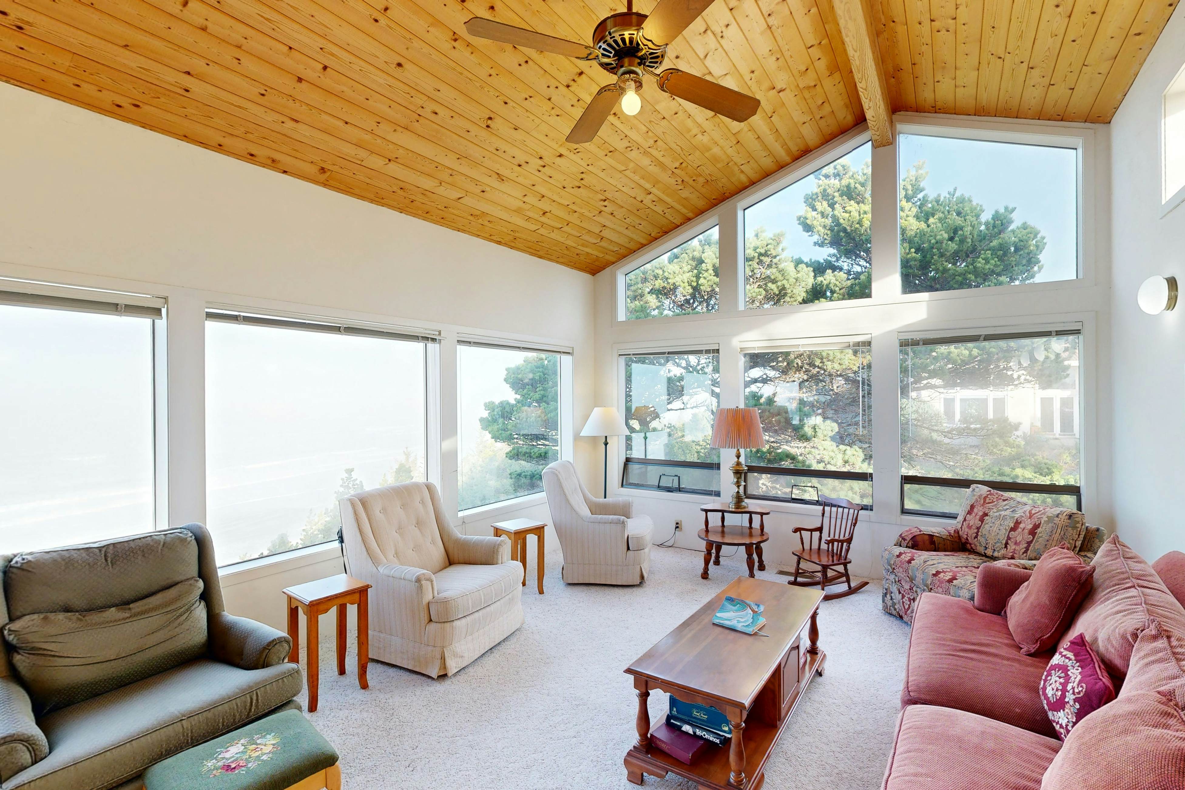 Oceanfront home w/ WiFi, two balconies & lovely views - dogs are welcome
