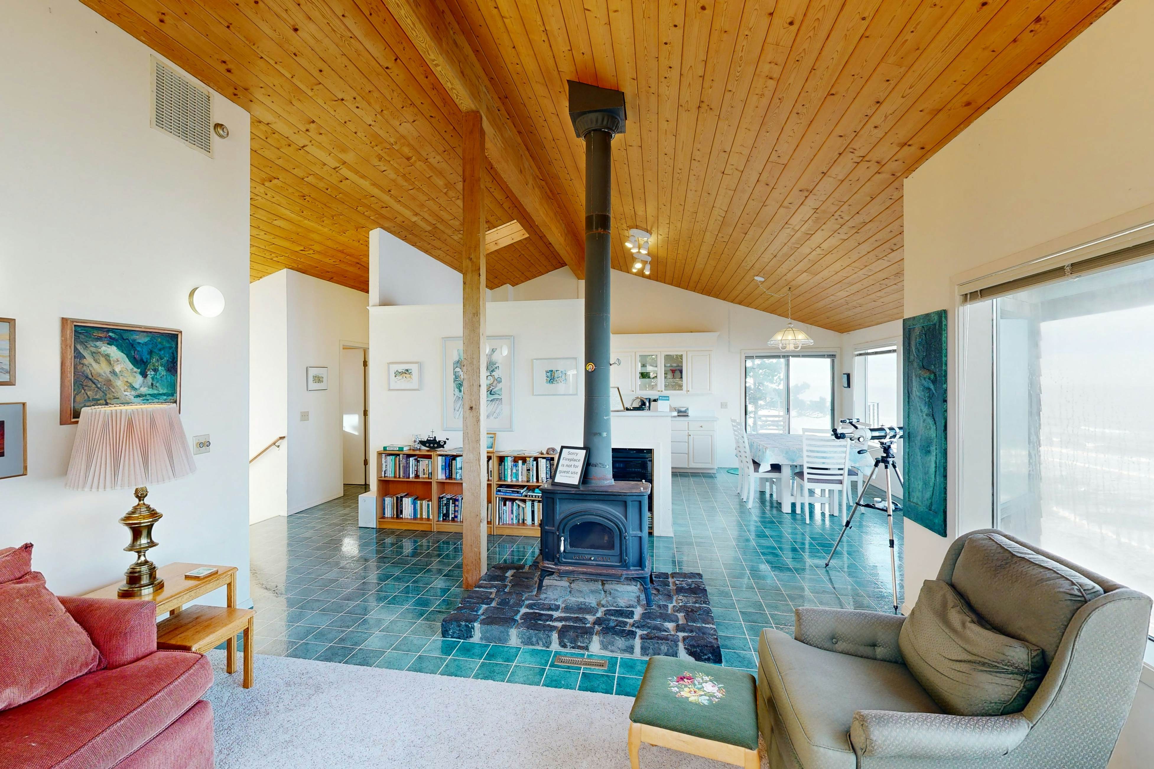 Oceanfront home w/ WiFi, two balconies & lovely views - dogs are welcome