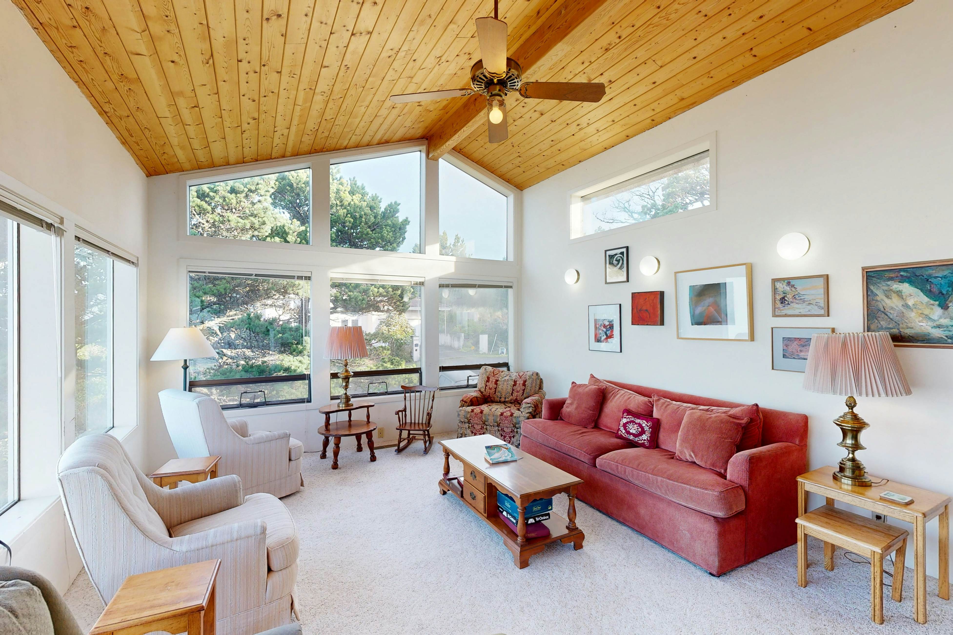 Oceanfront home w/ WiFi, two balconies & lovely views - dogs are welcome