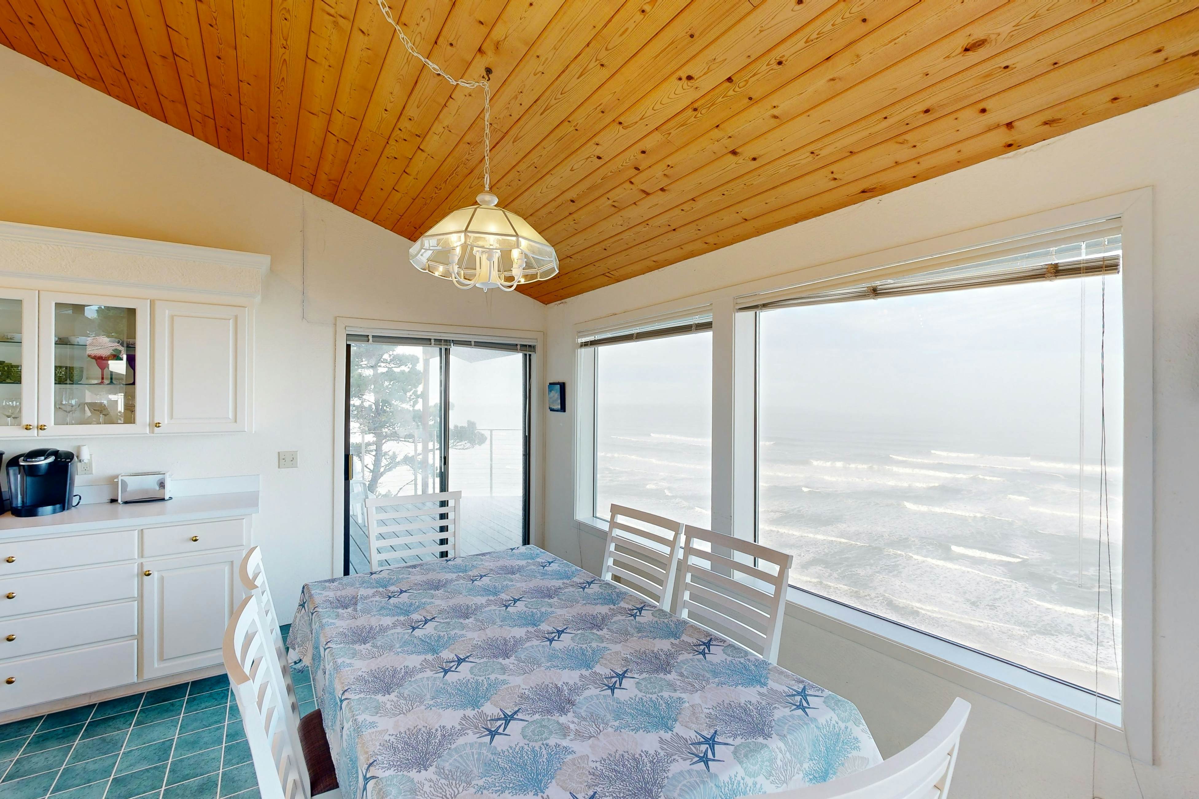 Oceanfront home w/ WiFi, two balconies & lovely views - dogs are welcome