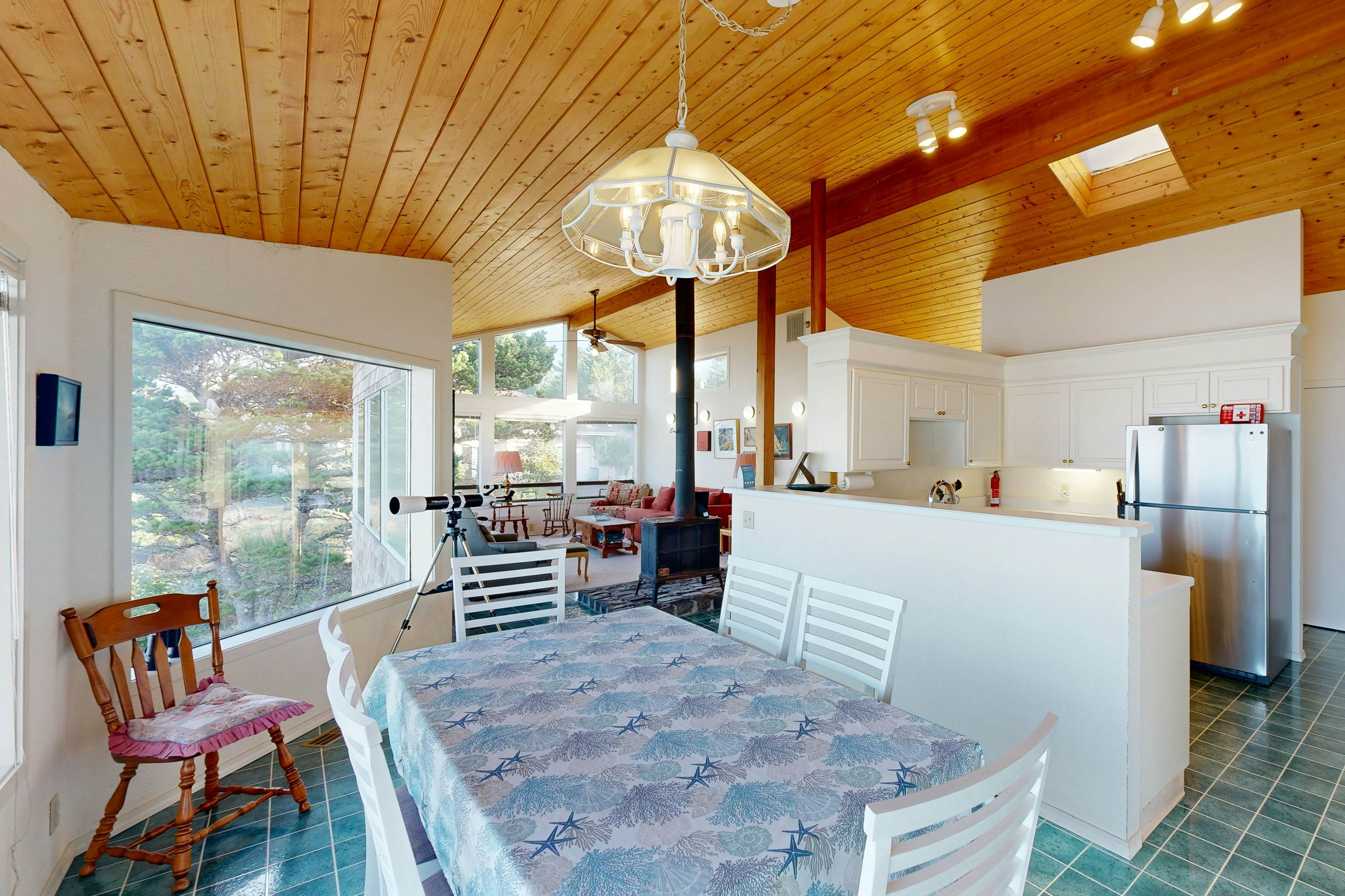 Oceanfront home w/ WiFi, two balconies & lovely views - dogs are welcome