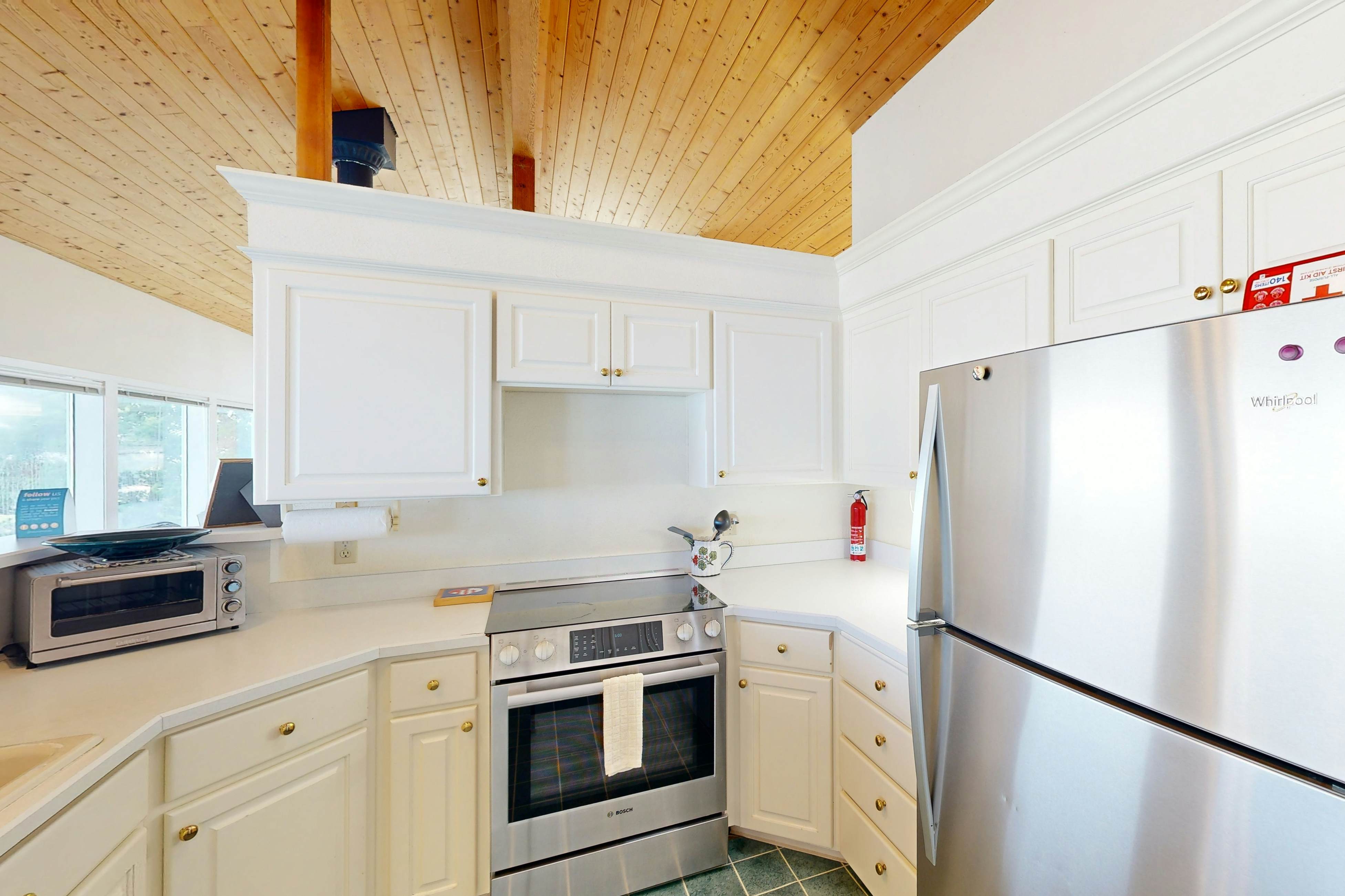 Oceanfront home w/ WiFi, two balconies & lovely views - dogs are welcome