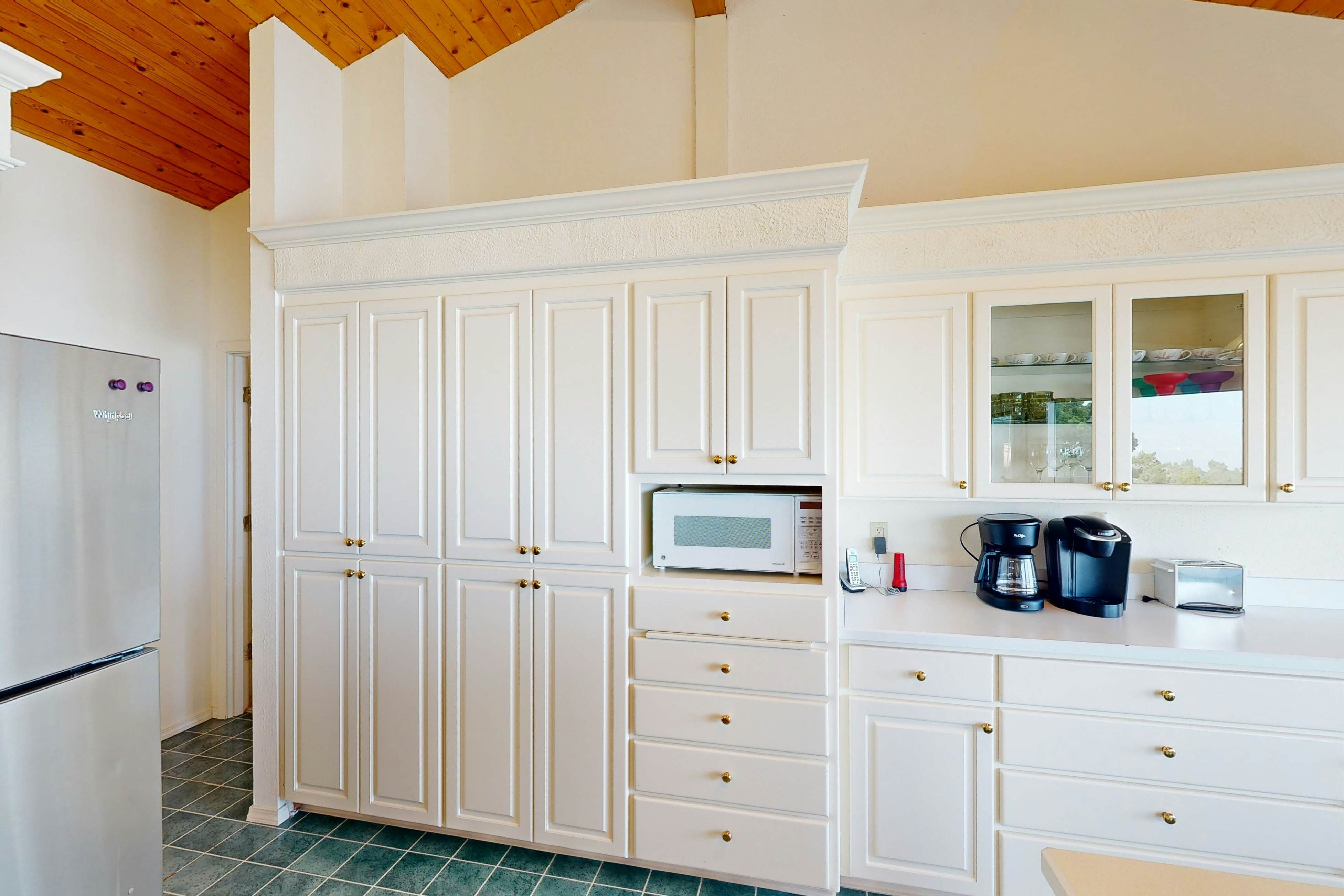 Oceanfront home w/ WiFi, two balconies & lovely views - dogs are welcome