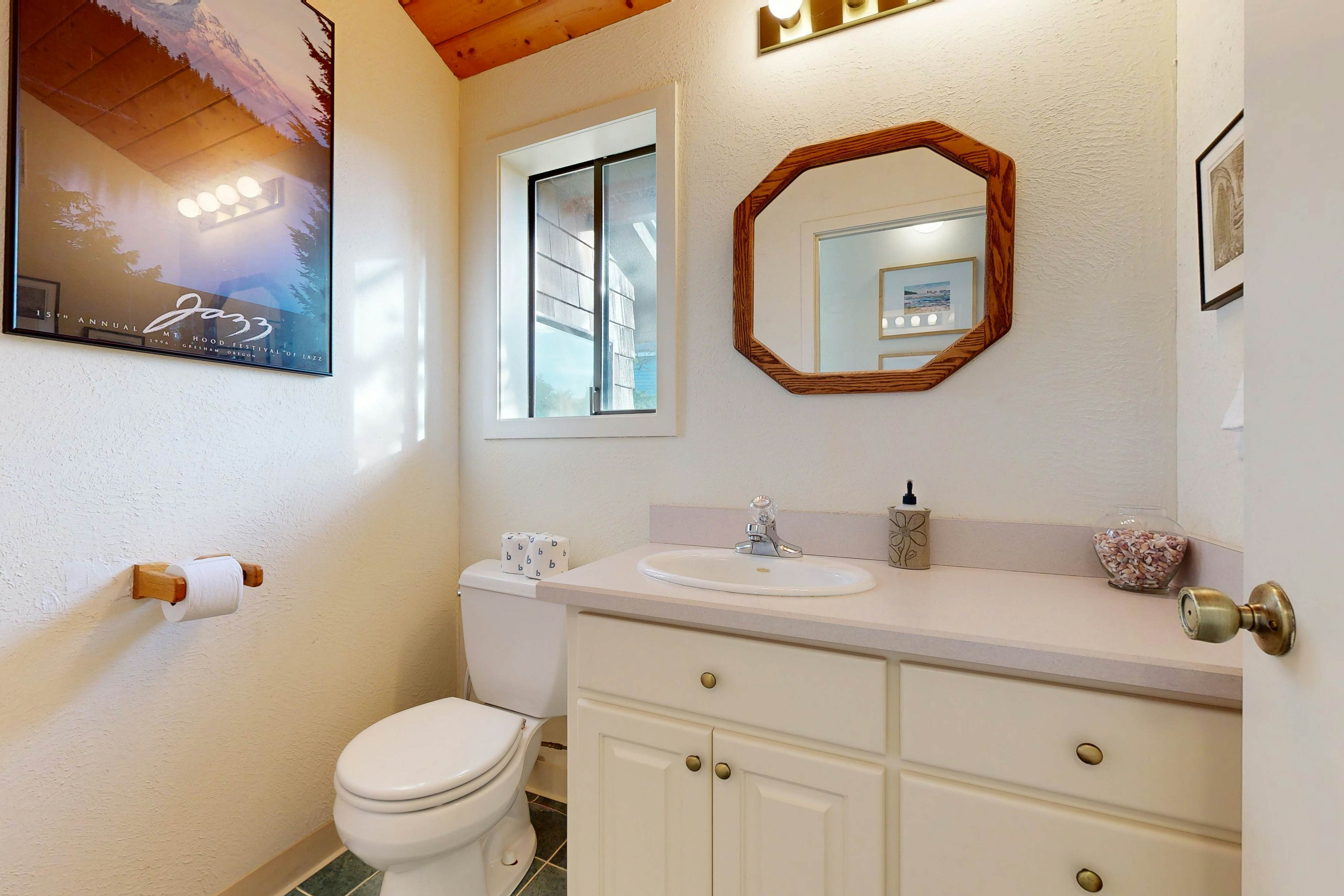 Oceanfront home w/ WiFi, two balconies & lovely views - dogs are welcome