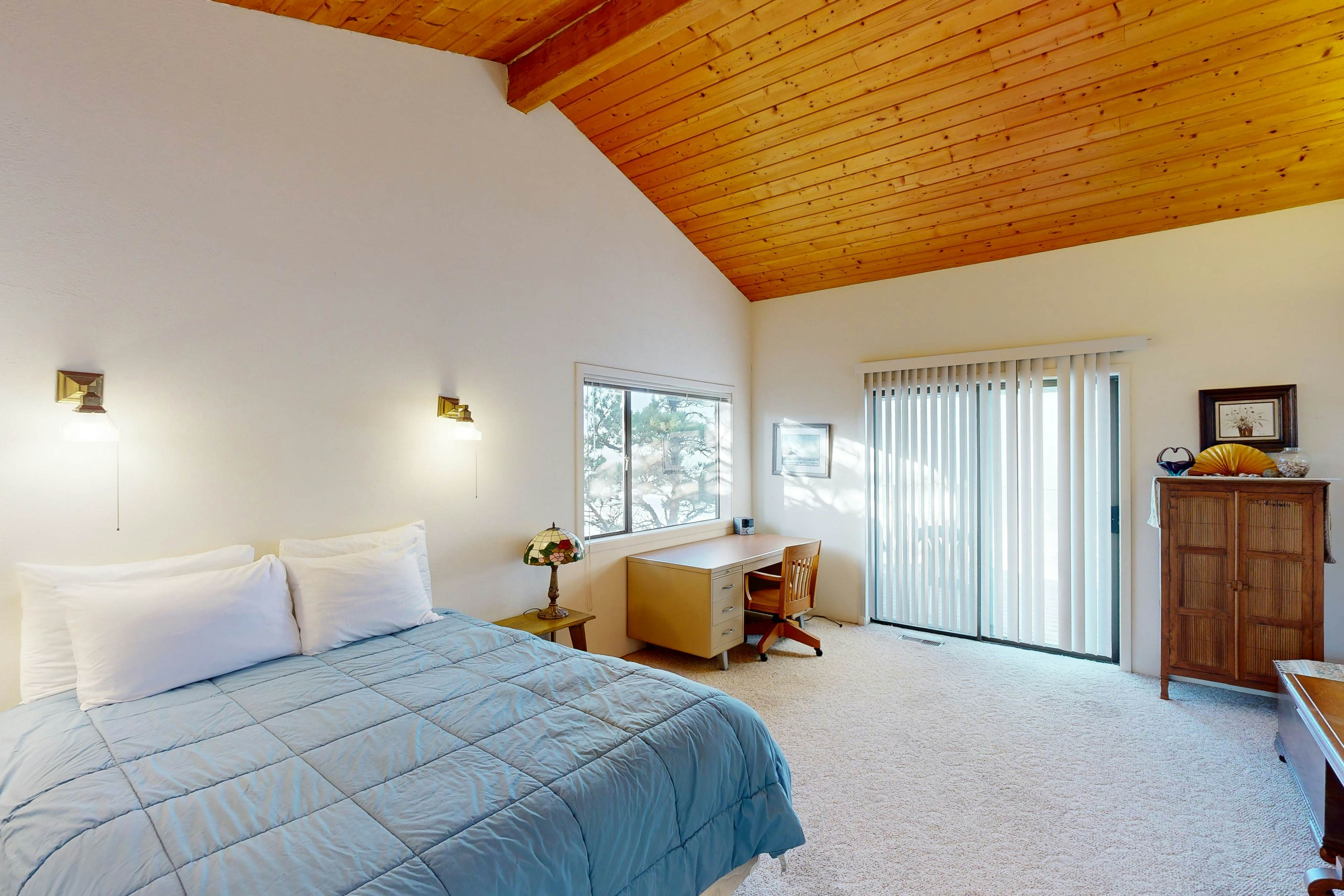 Oceanfront home w/ WiFi, two balconies & lovely views - dogs are welcome