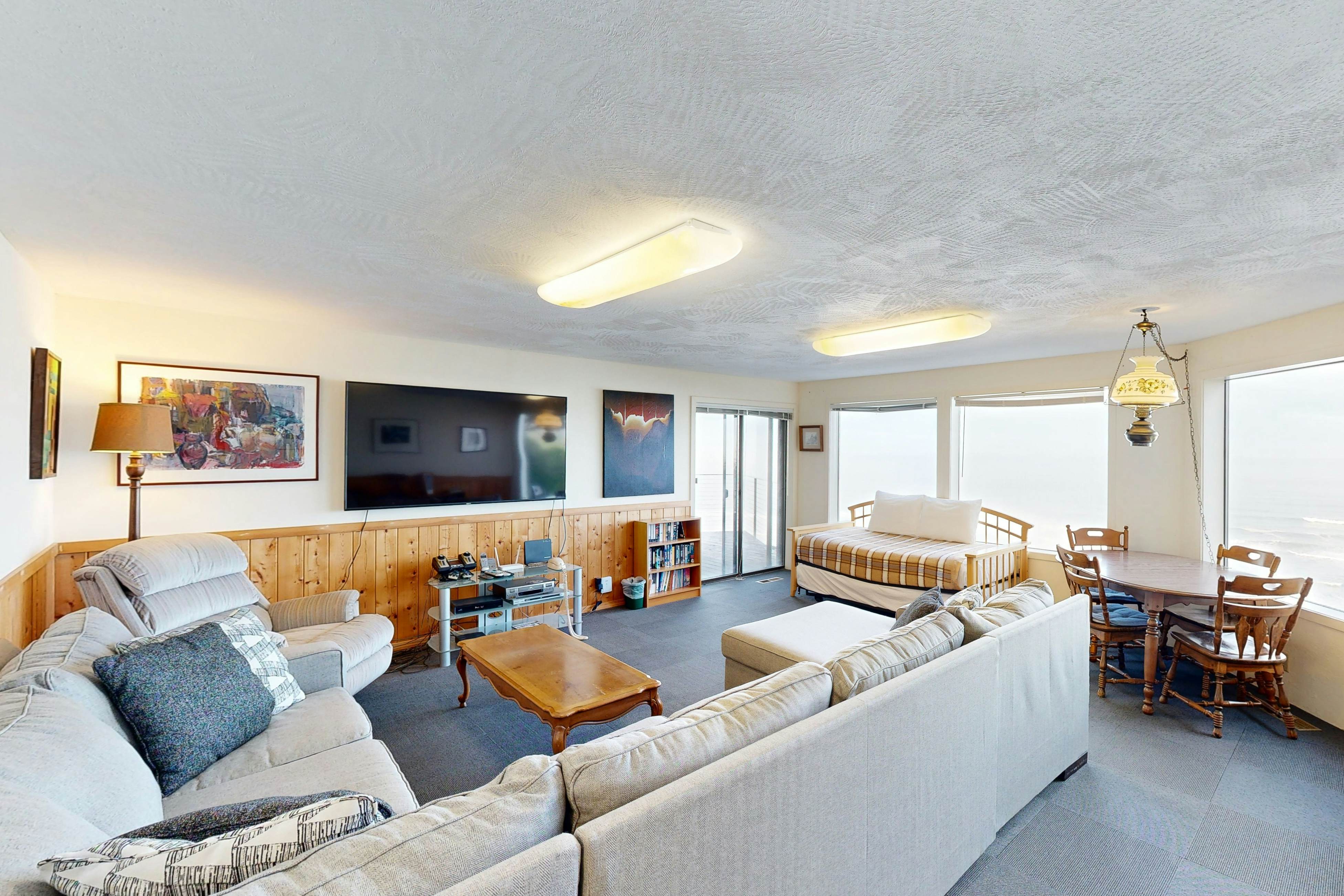 Oceanfront home w/ WiFi, two balconies & lovely views - dogs are welcome