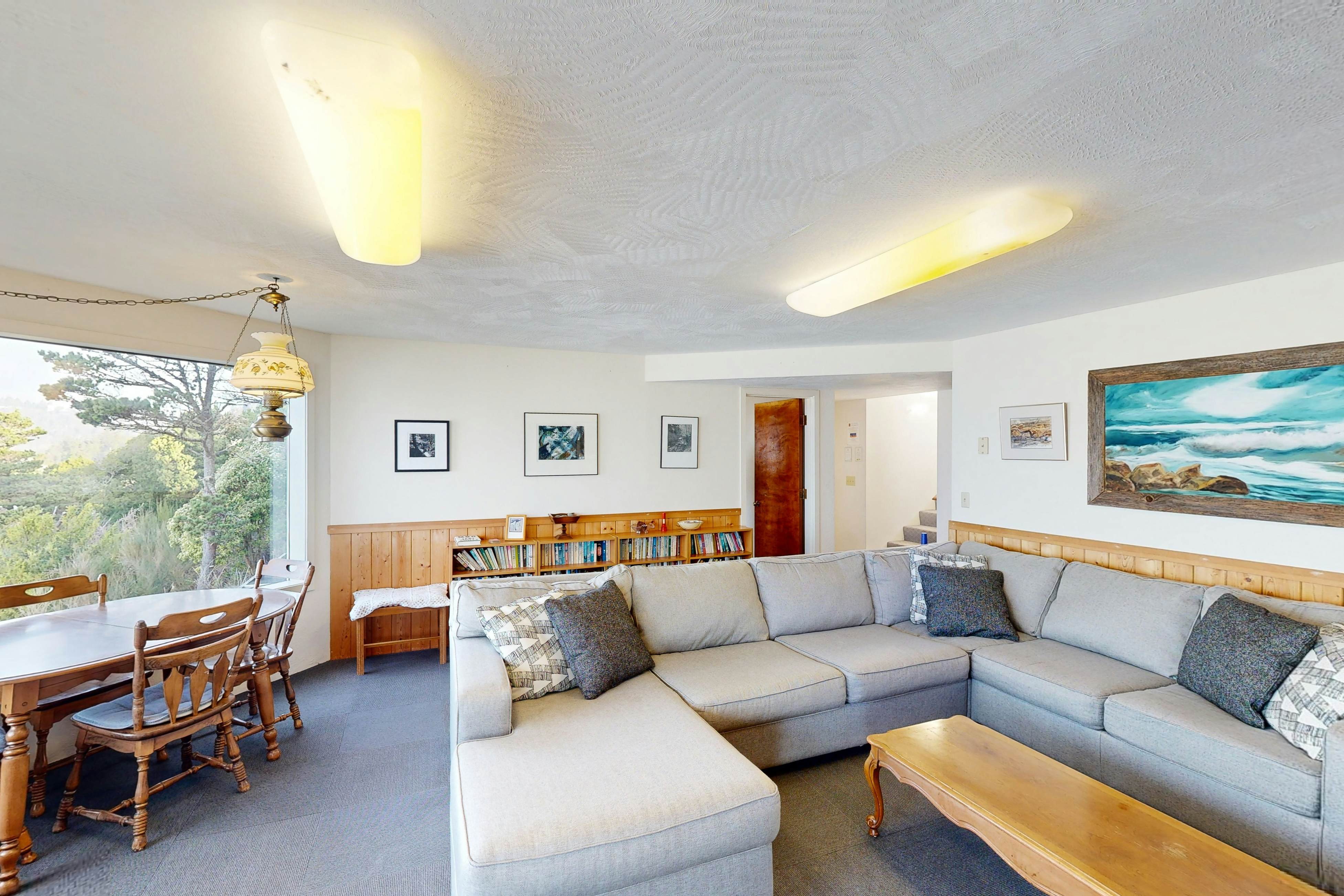 Oceanfront home w/ WiFi, two balconies & lovely views - dogs are welcome