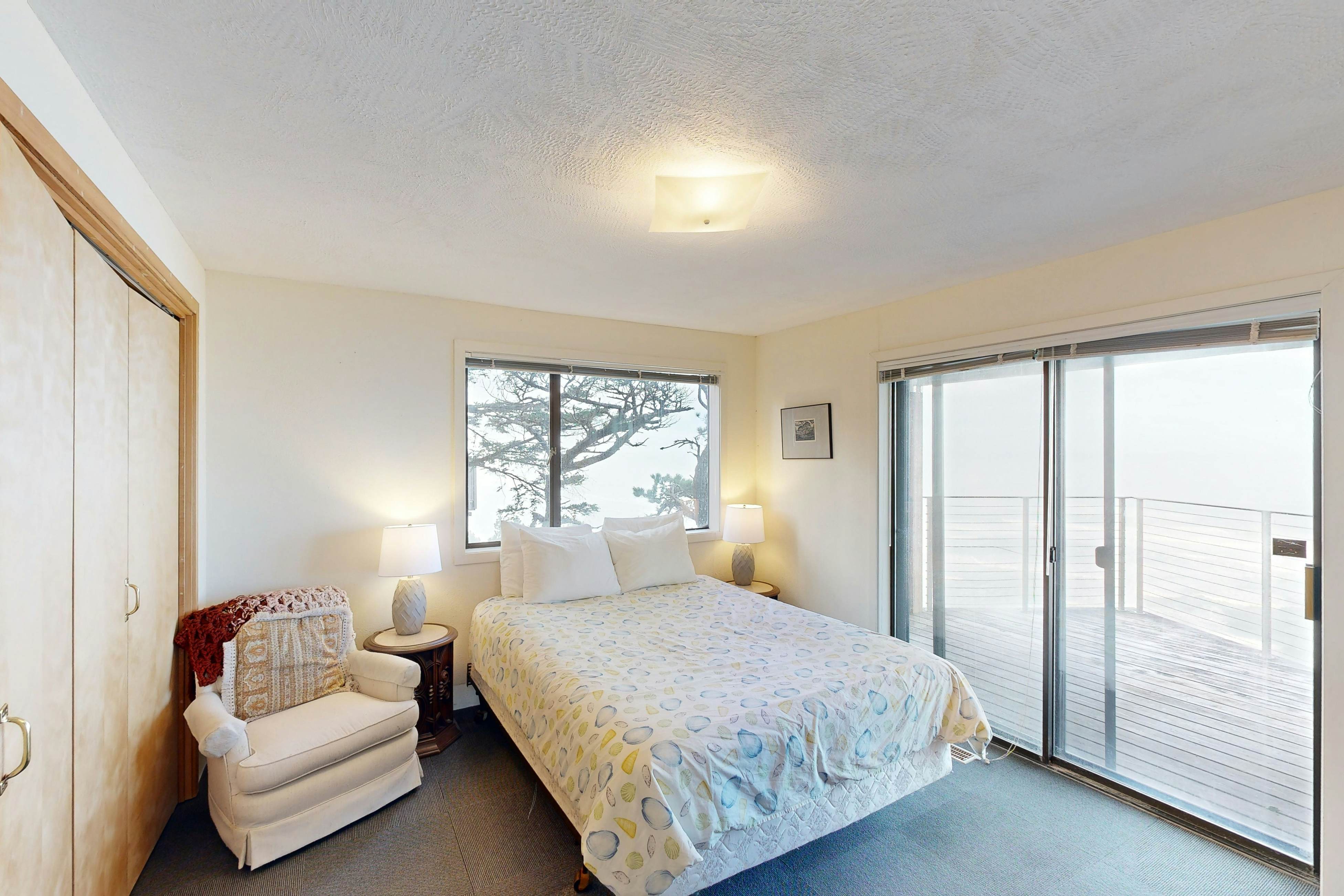 Oceanfront home w/ WiFi, two balconies & lovely views - dogs are welcome