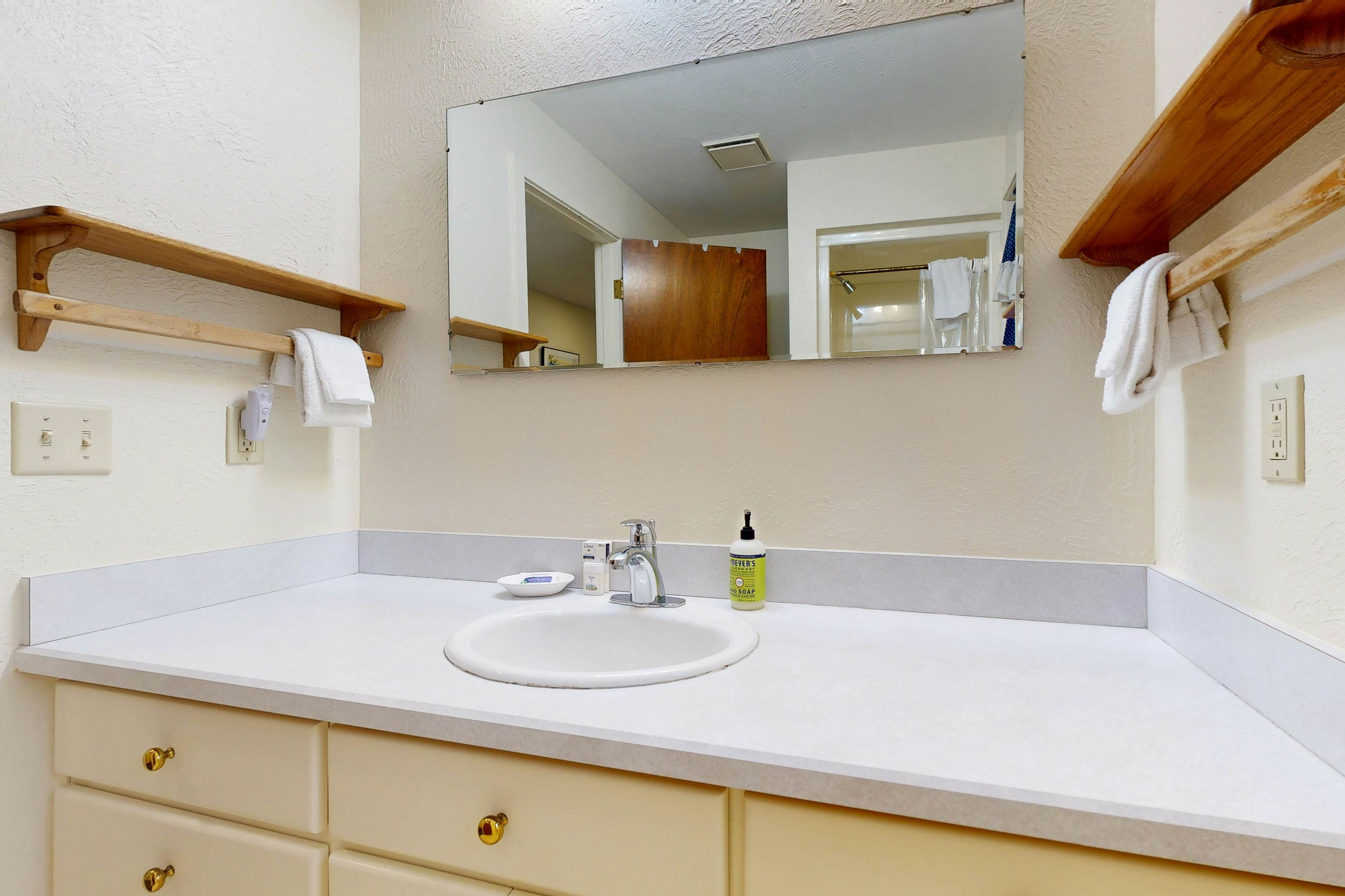 Oceanfront home w/ WiFi, two balconies & lovely views - dogs are welcome