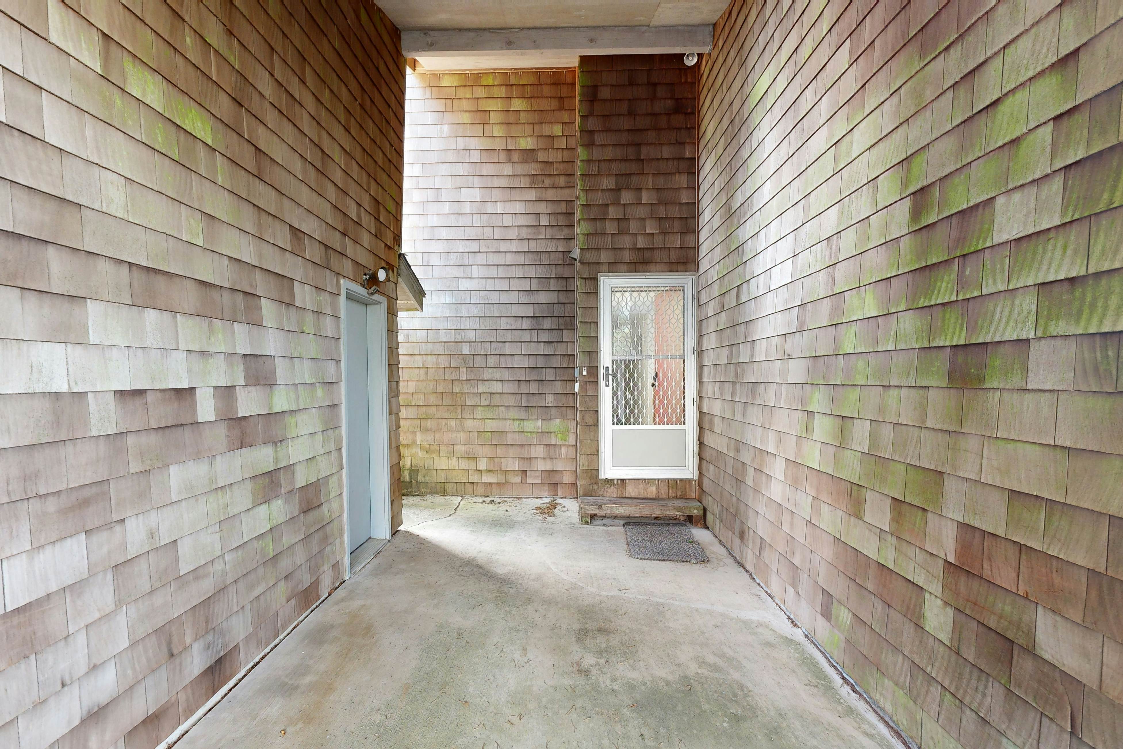 Oceanfront home w/ WiFi, two balconies & lovely views - dogs are welcome