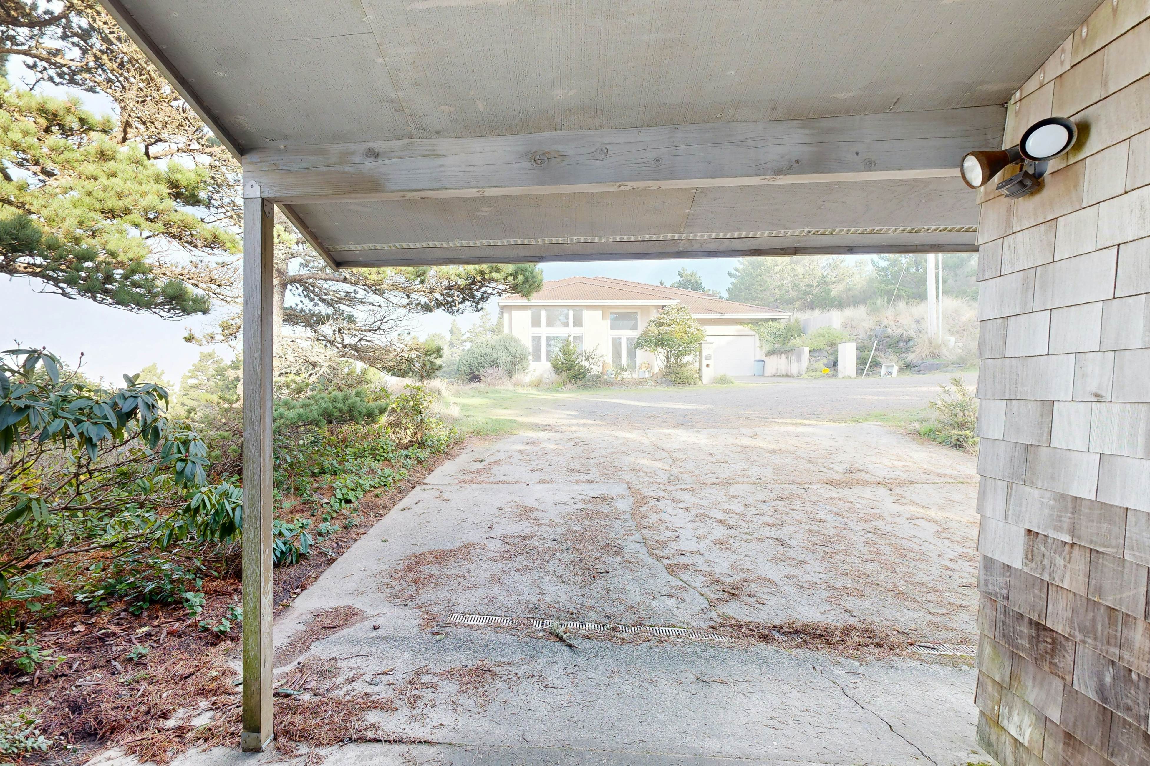 Oceanfront home w/ WiFi, two balconies & lovely views - dogs are welcome