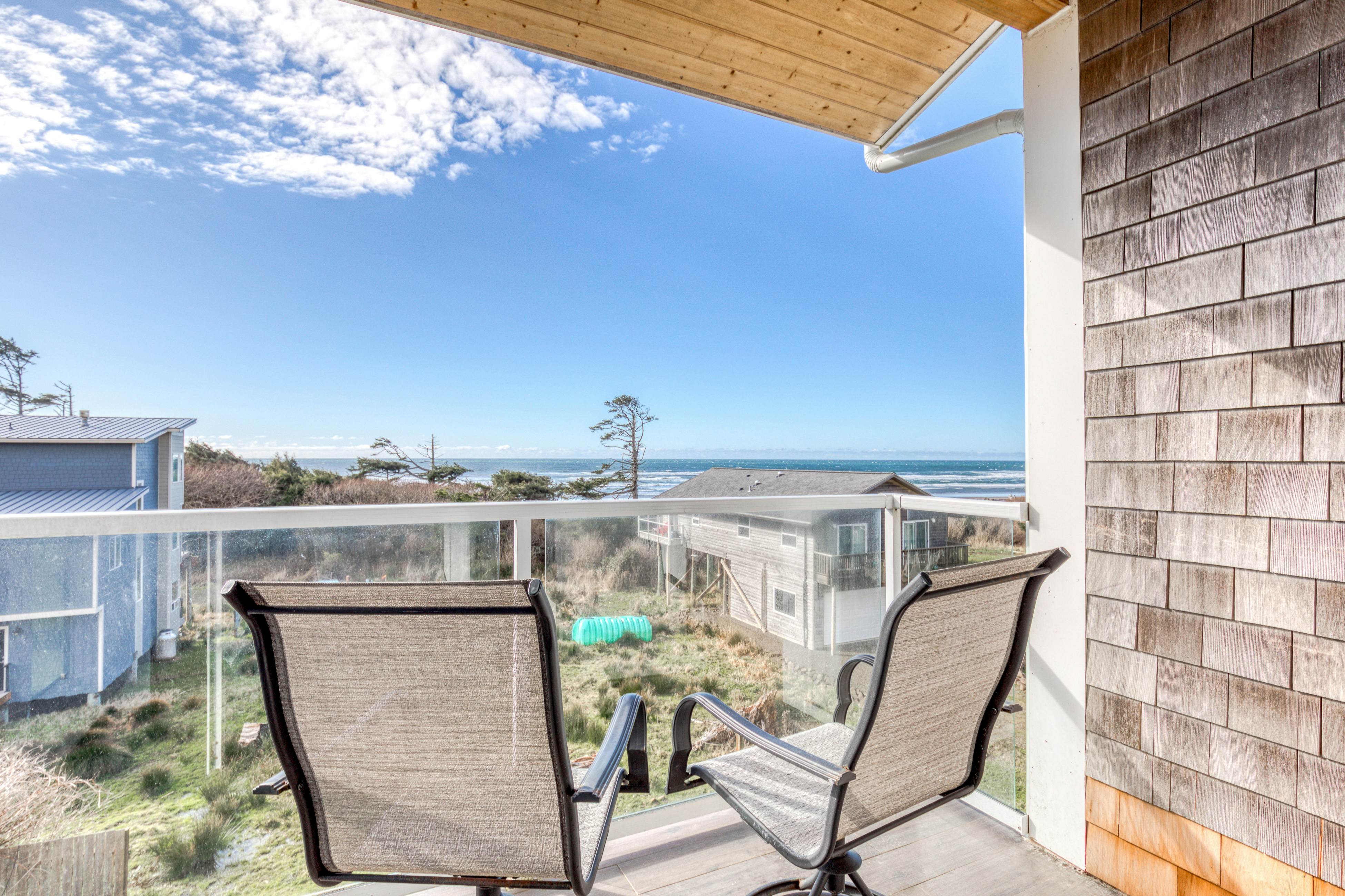 Elegant home with sauna, private hot tub & ocean views - accessible by elevator