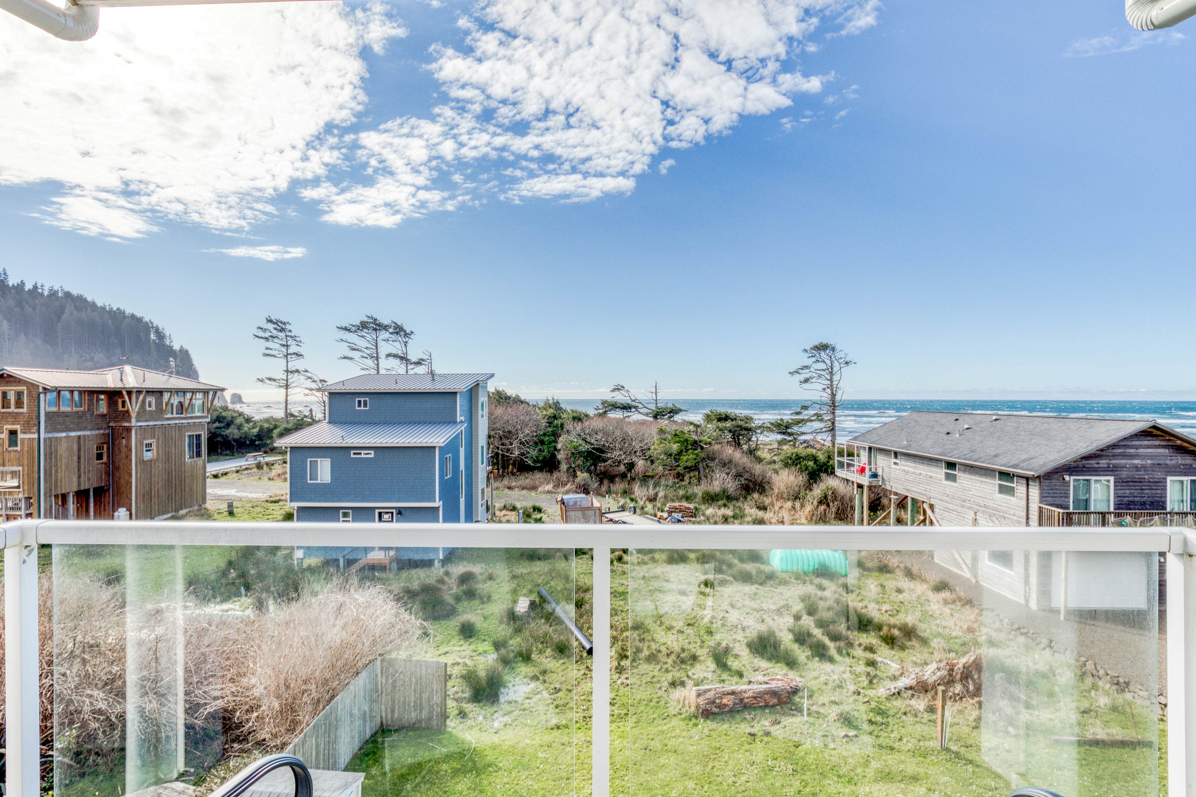 Elegant home with sauna, private hot tub & ocean views - accessible by elevator