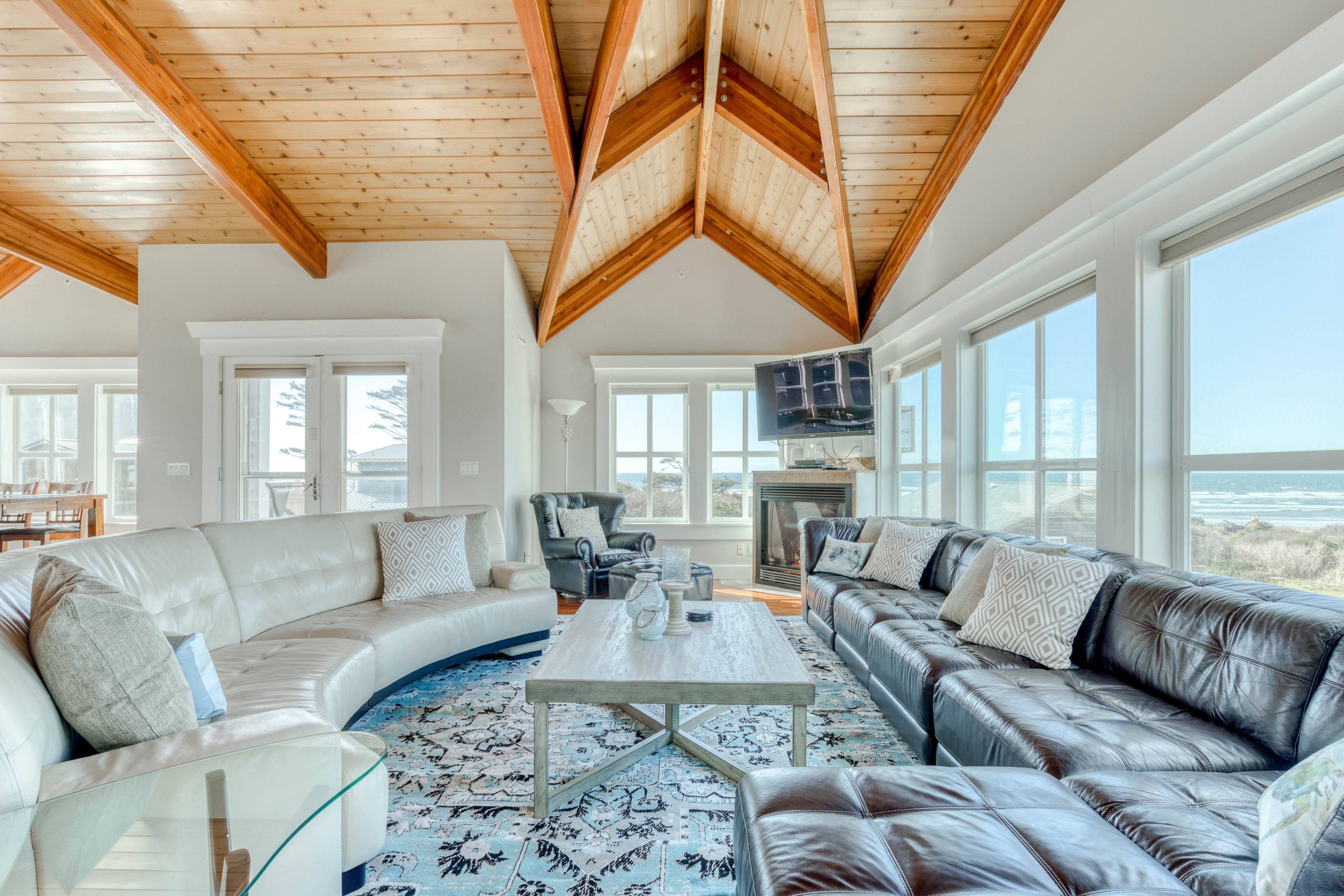Elegant home with sauna, private hot tub & ocean views - accessible by elevator