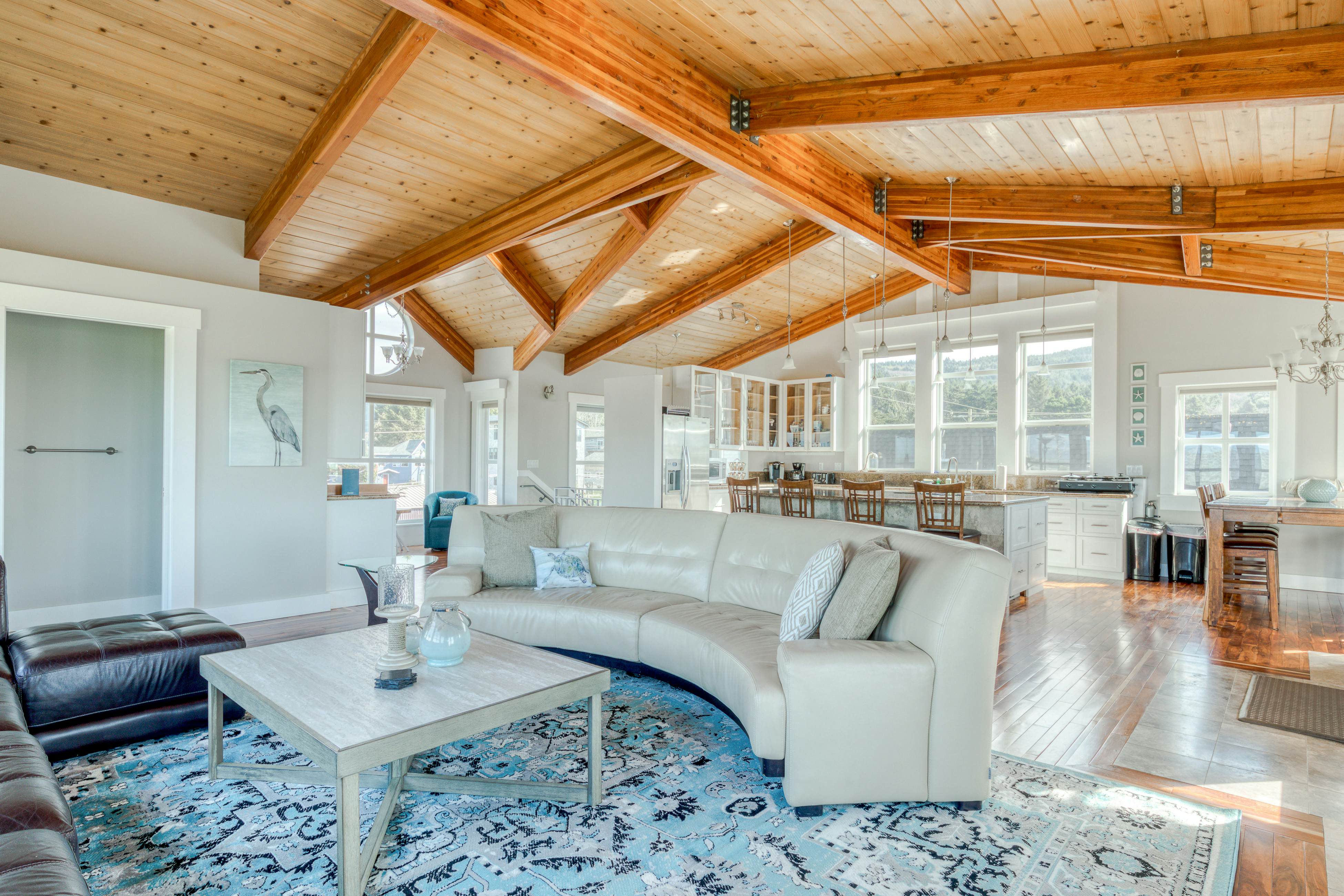Elegant home with sauna, private hot tub & ocean views - accessible by elevator