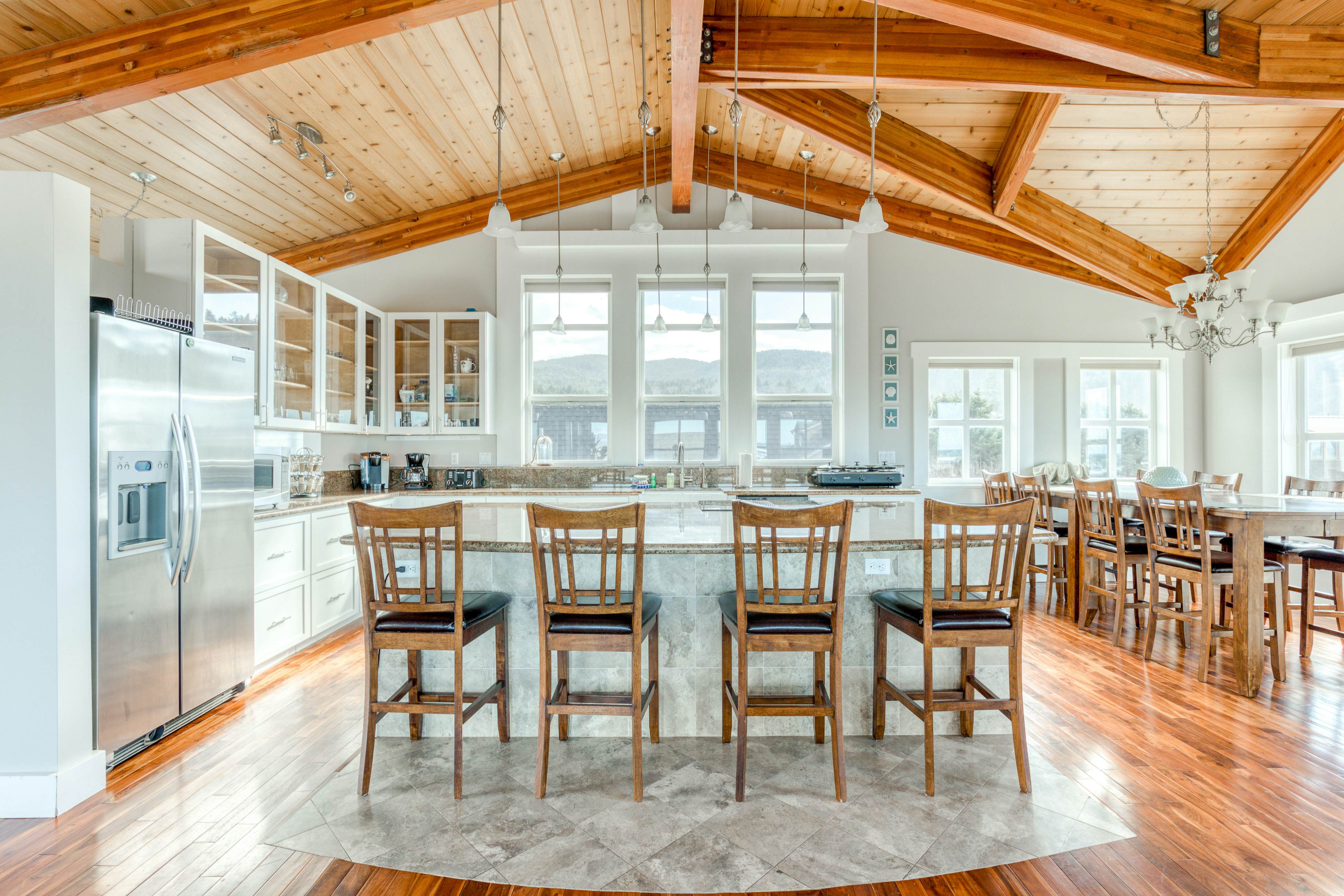 Elegant home with sauna, private hot tub & ocean views - accessible by elevator