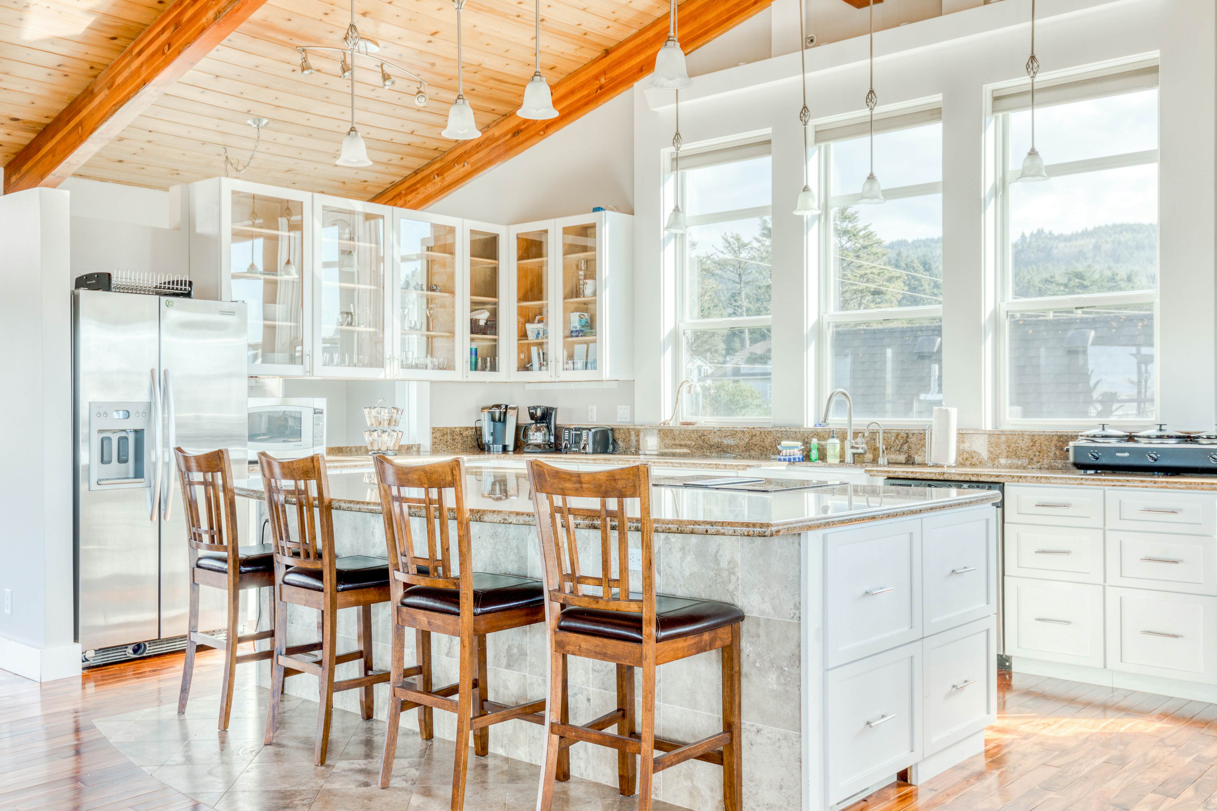 Elegant home with sauna, private hot tub & ocean views - accessible by elevator