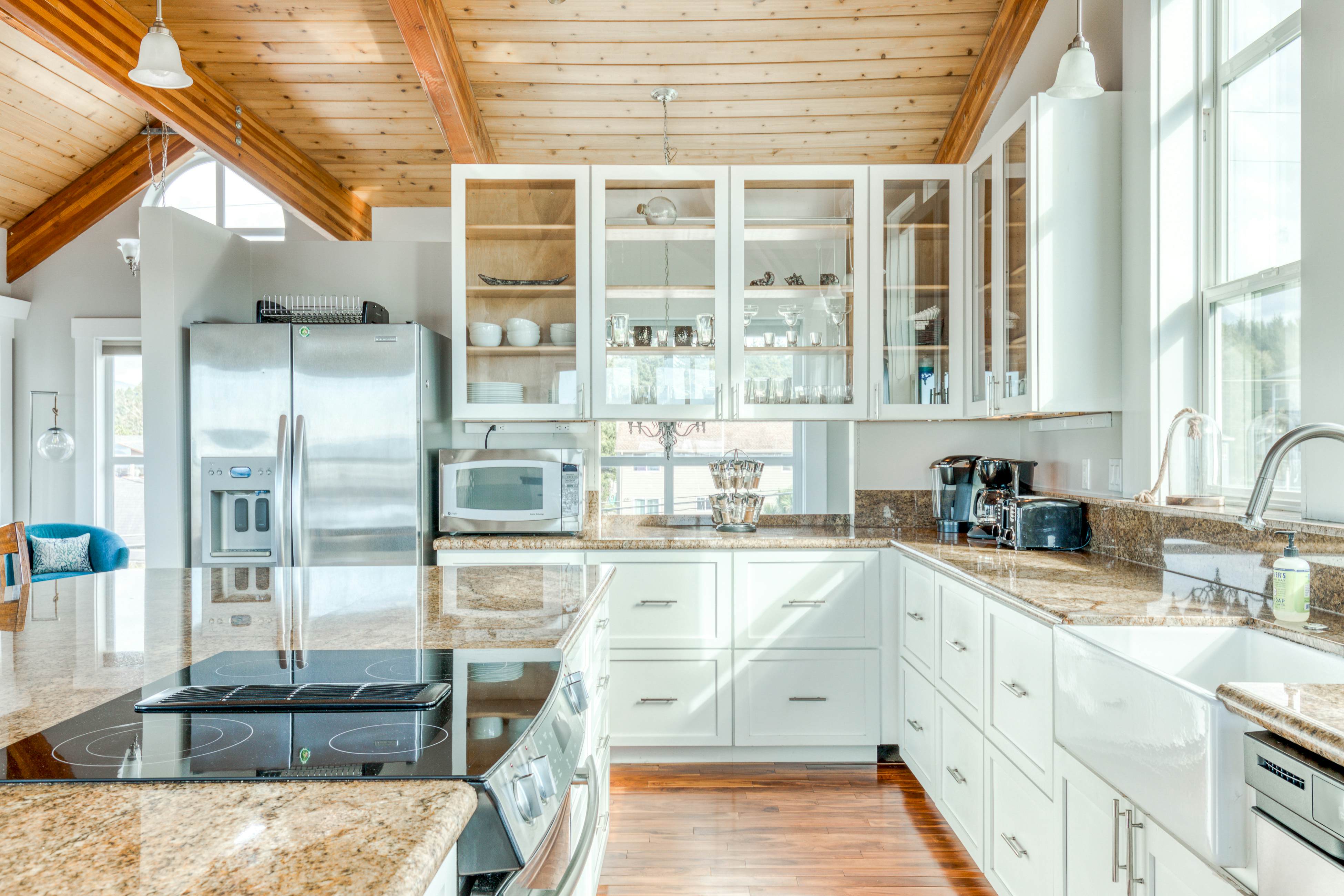 Elegant home with sauna, private hot tub & ocean views - accessible by elevator