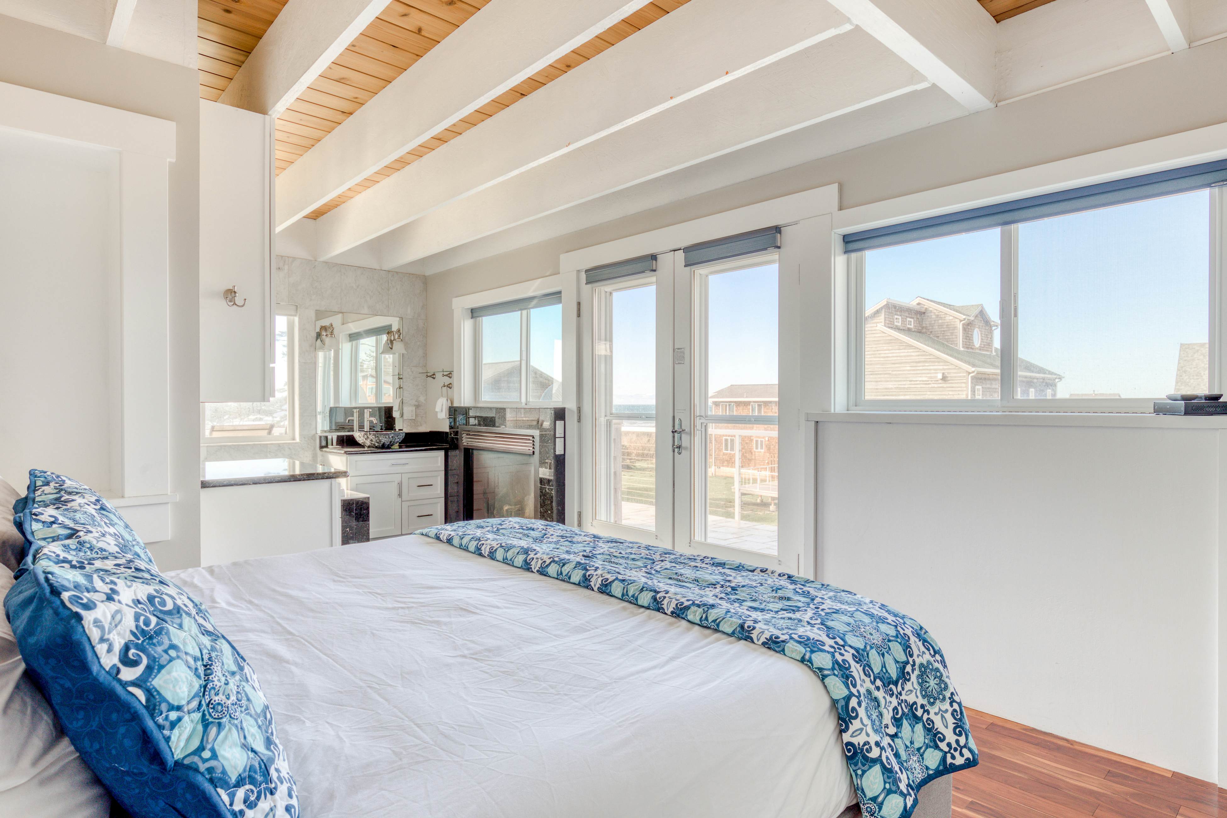 Elegant home with sauna, private hot tub & ocean views - accessible by elevator