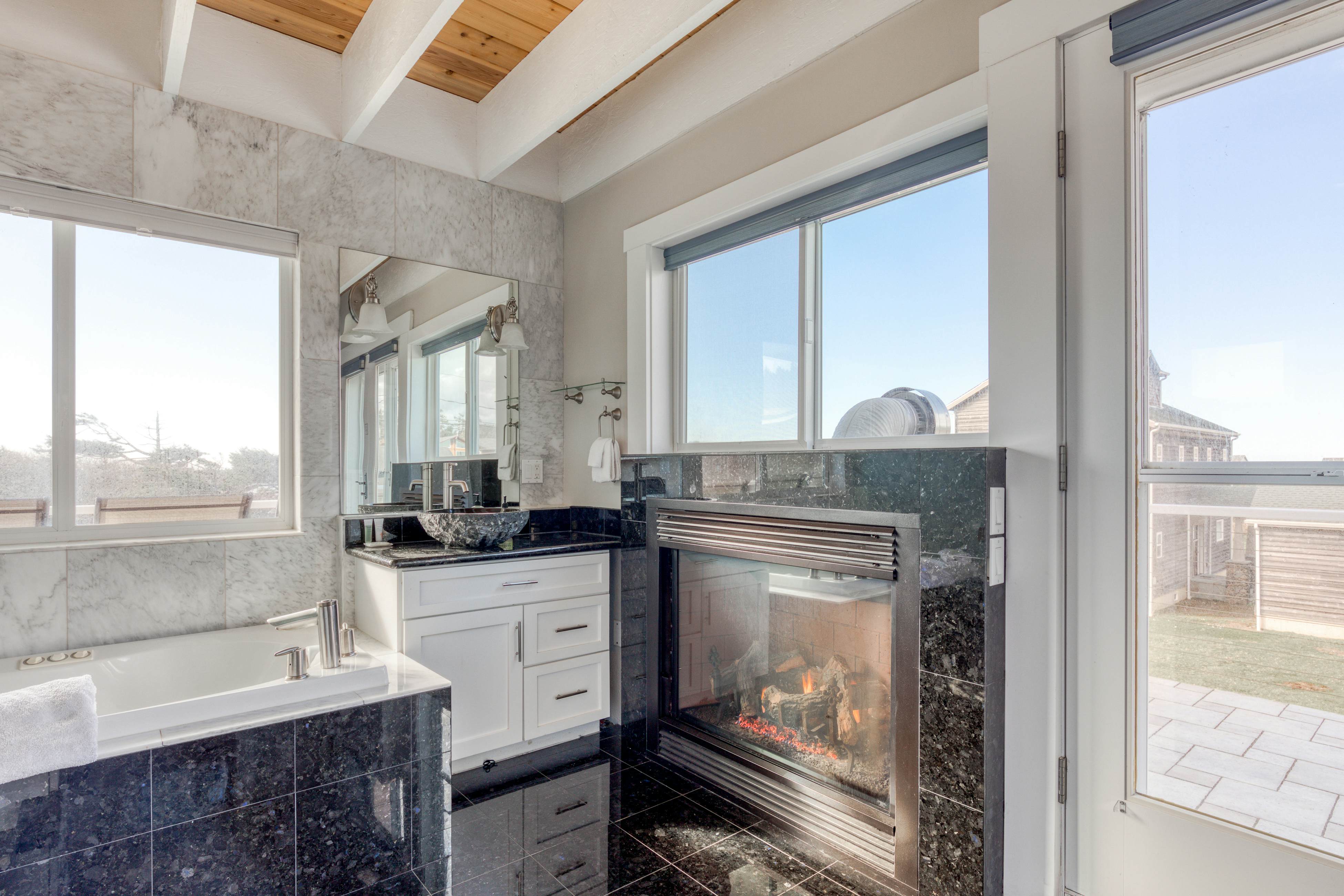 Elegant home with sauna, private hot tub & ocean views - accessible by elevator