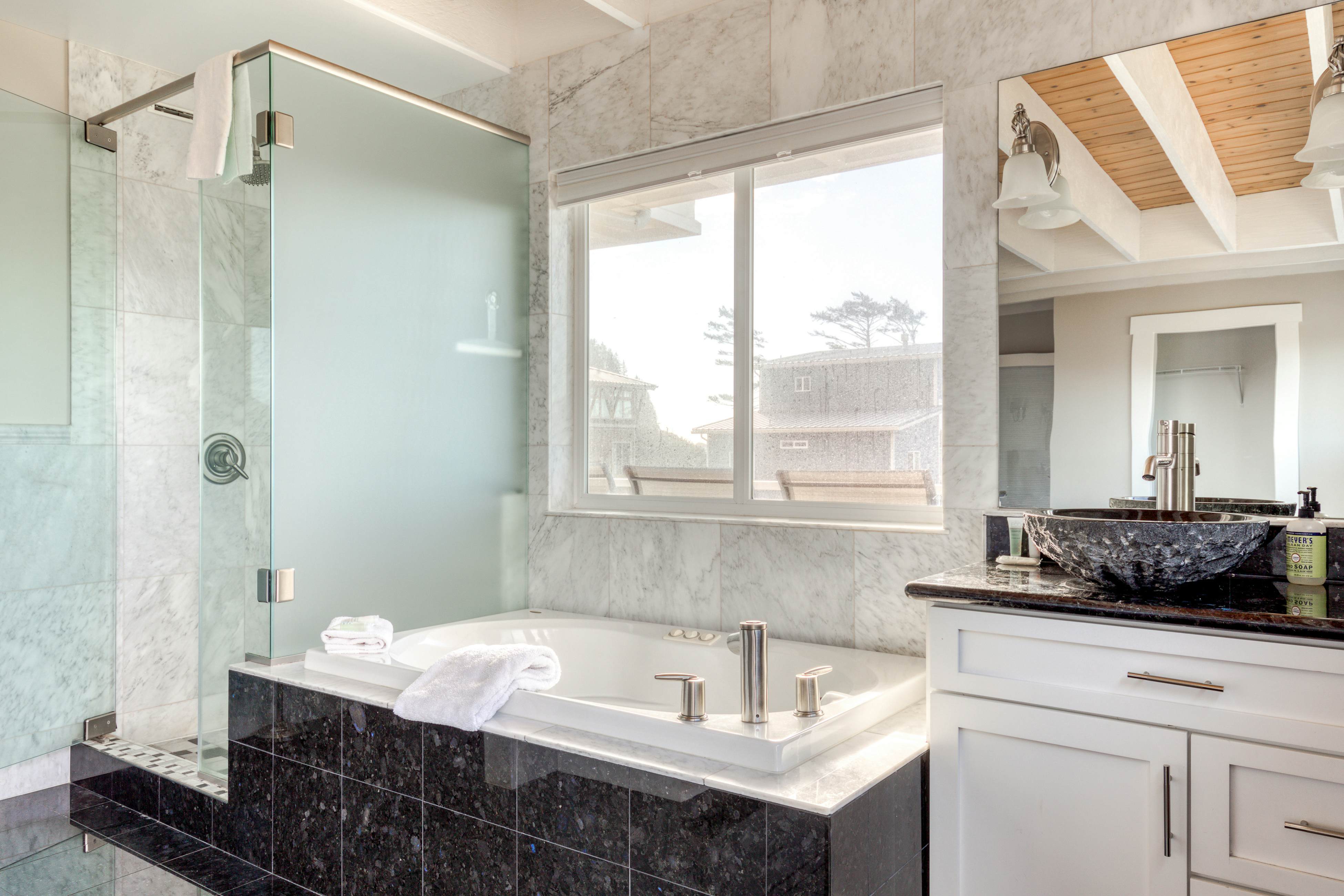 Elegant home with sauna, private hot tub & ocean views - accessible by elevator