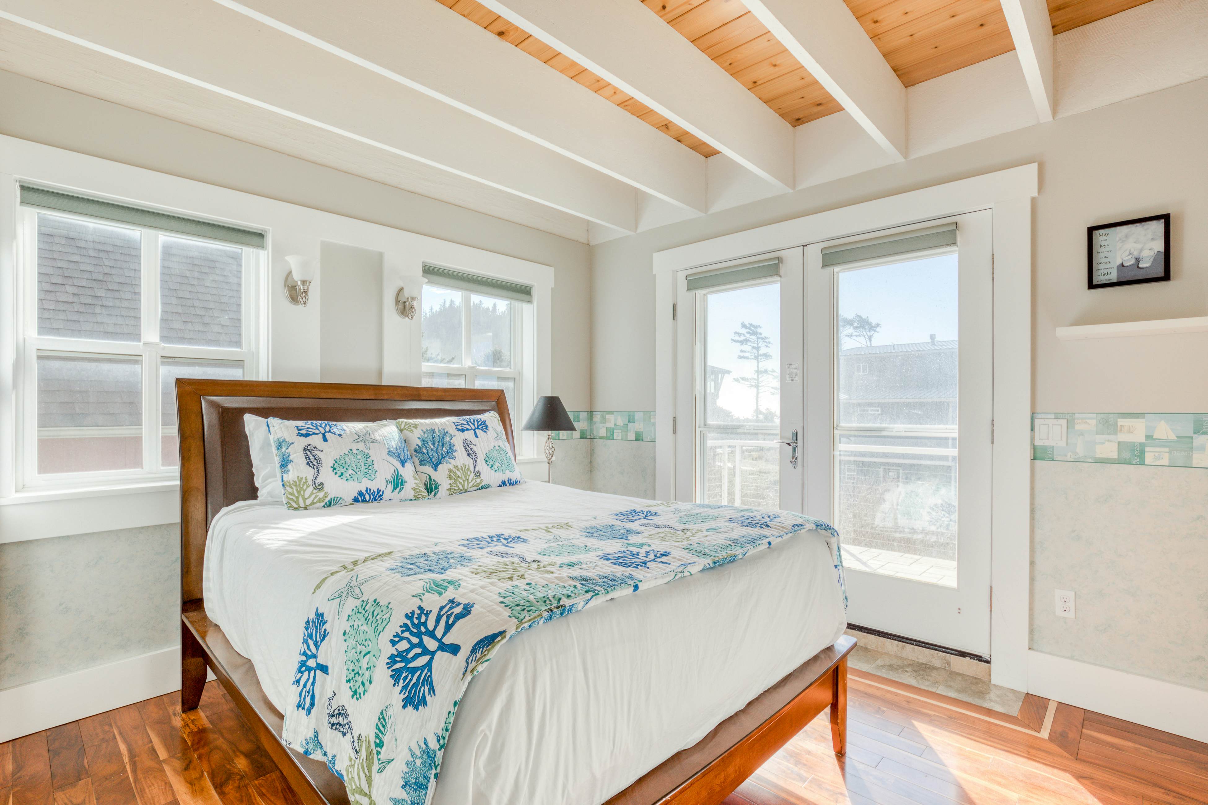 Elegant home with sauna, private hot tub & ocean views - accessible by elevator